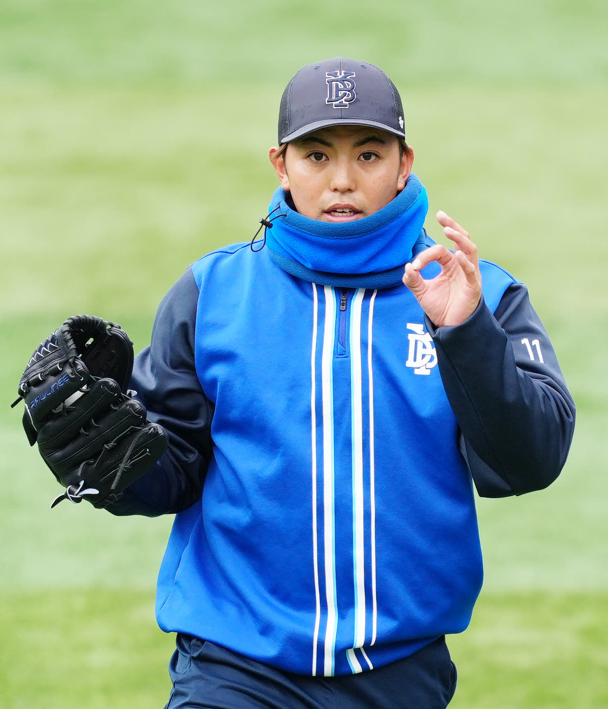 練習中、OKポーズを見せるDeNA東（撮影・江口和貴）