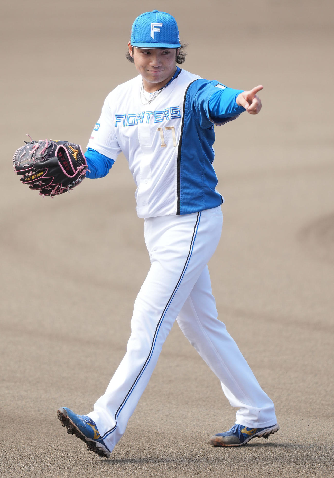 日本ハム対西武　1回表を無失点に抑え、笑顔で指をさす日本ハム伊藤（撮影・鈴木みどり）
