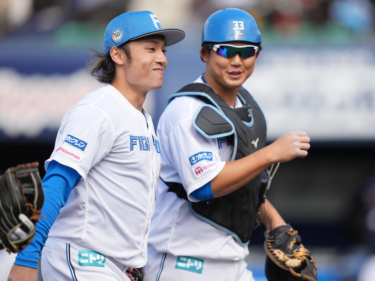 日本ハム対西武　3回表まで無失点に抑え、進藤（右）と笑顔で話す日本ハム伊藤（撮影・鈴木みどり）