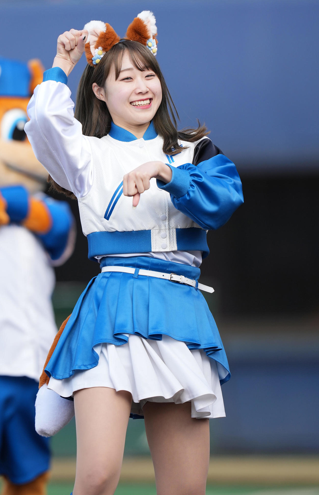 日本ハム対西武　きつねダンスを踊るファイターズガール（撮影・鈴木みどり）