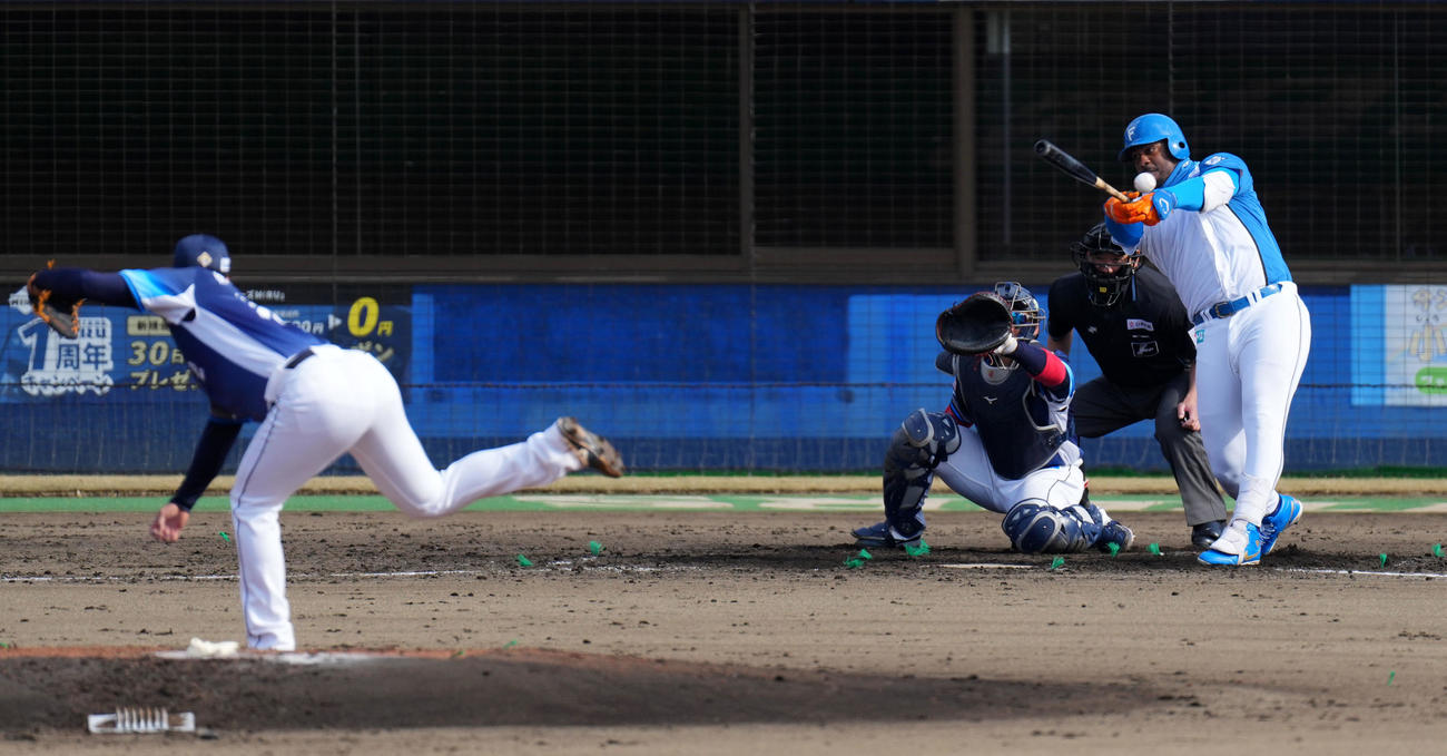 日本ハム対西武　4回裏日本ハム2死三塁、左前適時打を放つレイエス。投手渡辺（撮影・横山健太）