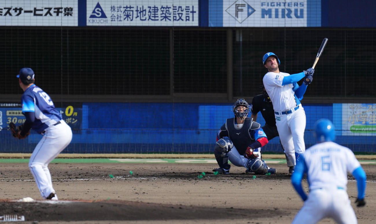 日本ハム対西武　3回裏日本ハム無死満塁、左越え2点適時二塁打を放つマルティネス。投手渡辺（撮影・横山健太）
