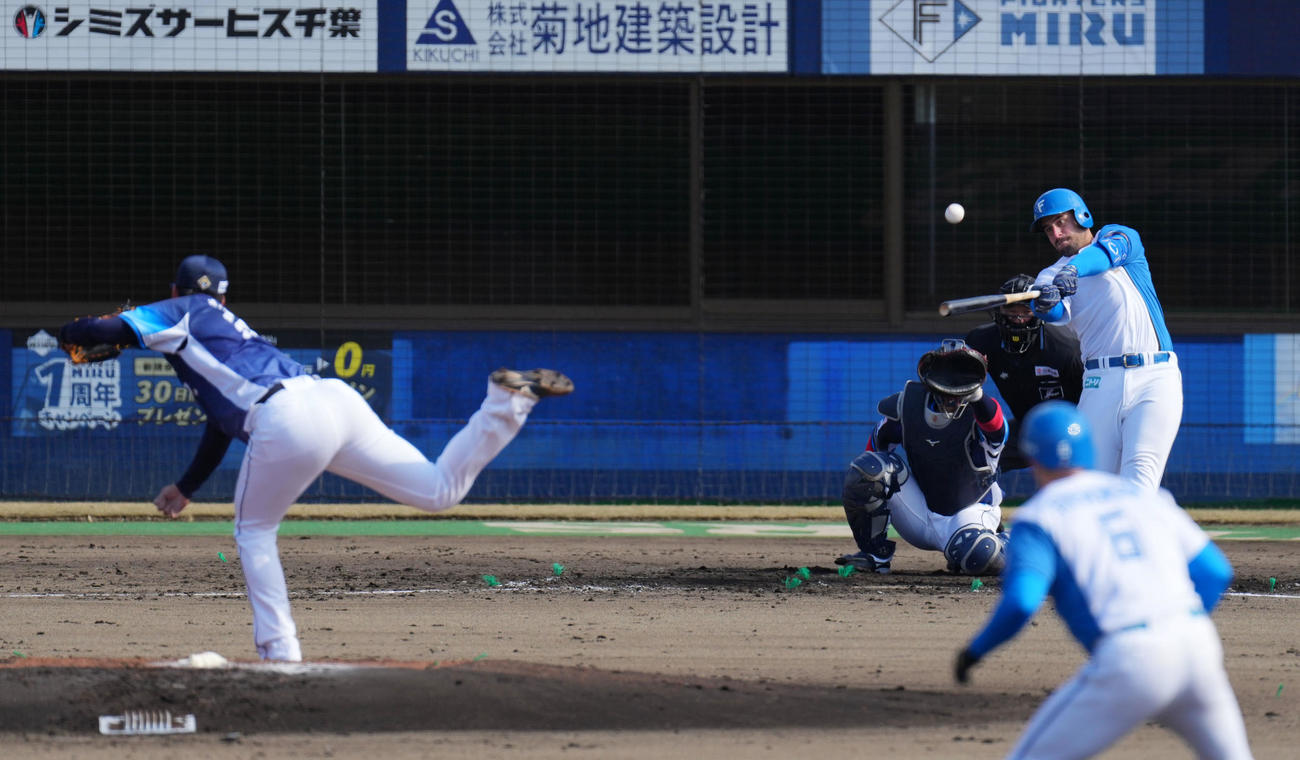 日本ハム対西武　3回裏日本ハム無死満塁、左越え2点適時二塁打を放つマルティネス。投手渡辺（撮影・横山健太）