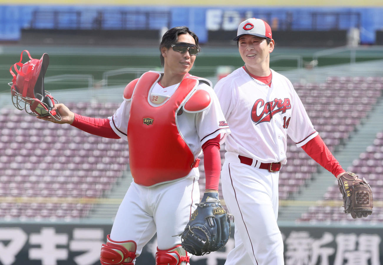 全体練習で、シート打撃に登板した広島大瀬良（右）と石原（撮影・加藤孝規）
