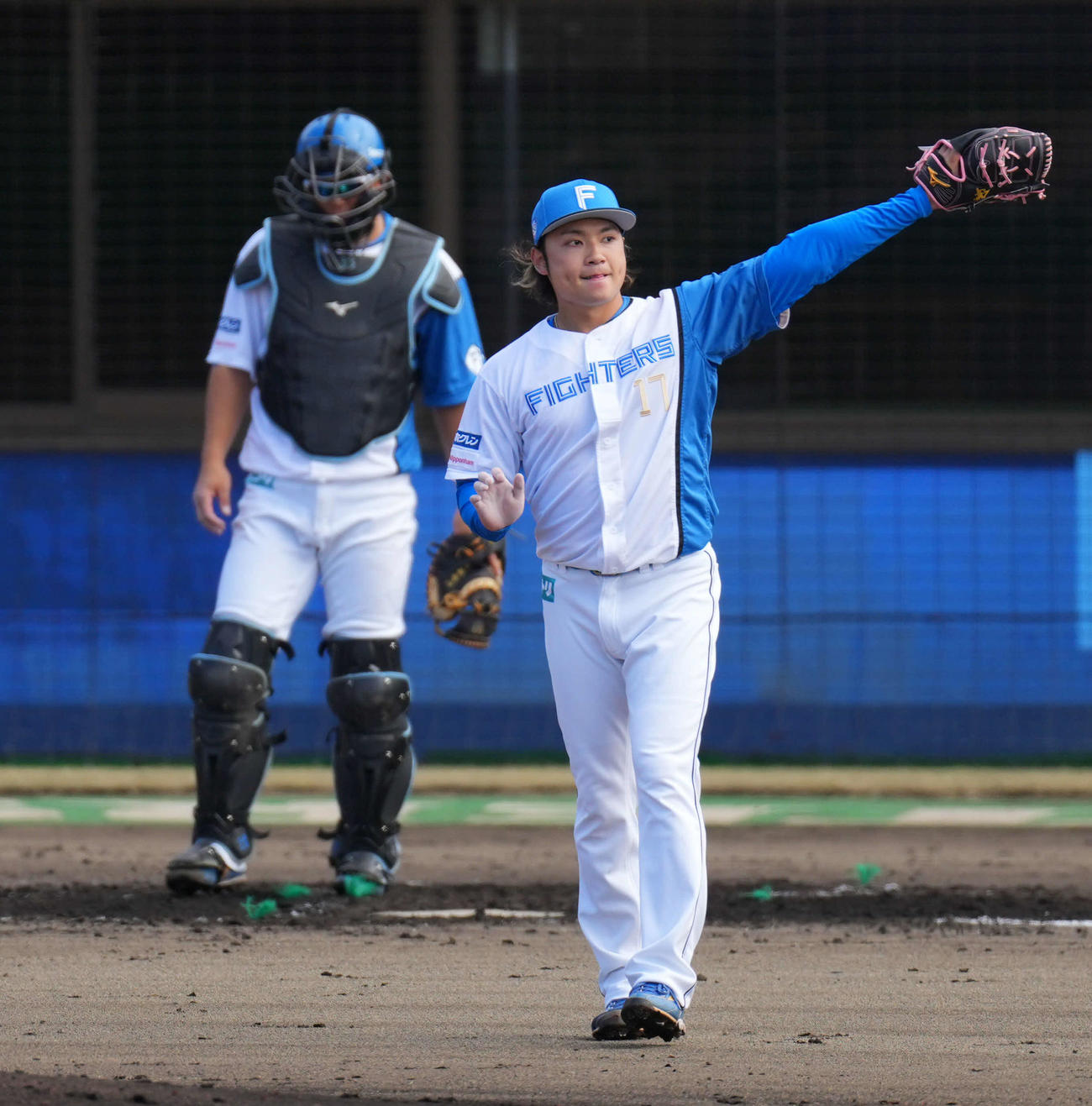 日本ハム対西武　3回表を無失点に抑える日本ハム伊藤（右）（撮影・横山健太）