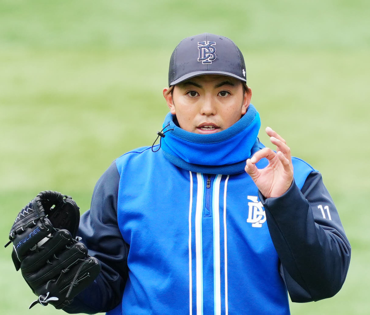 練習中、OKポーズを見せるDeNA東（撮影・江口和貴）