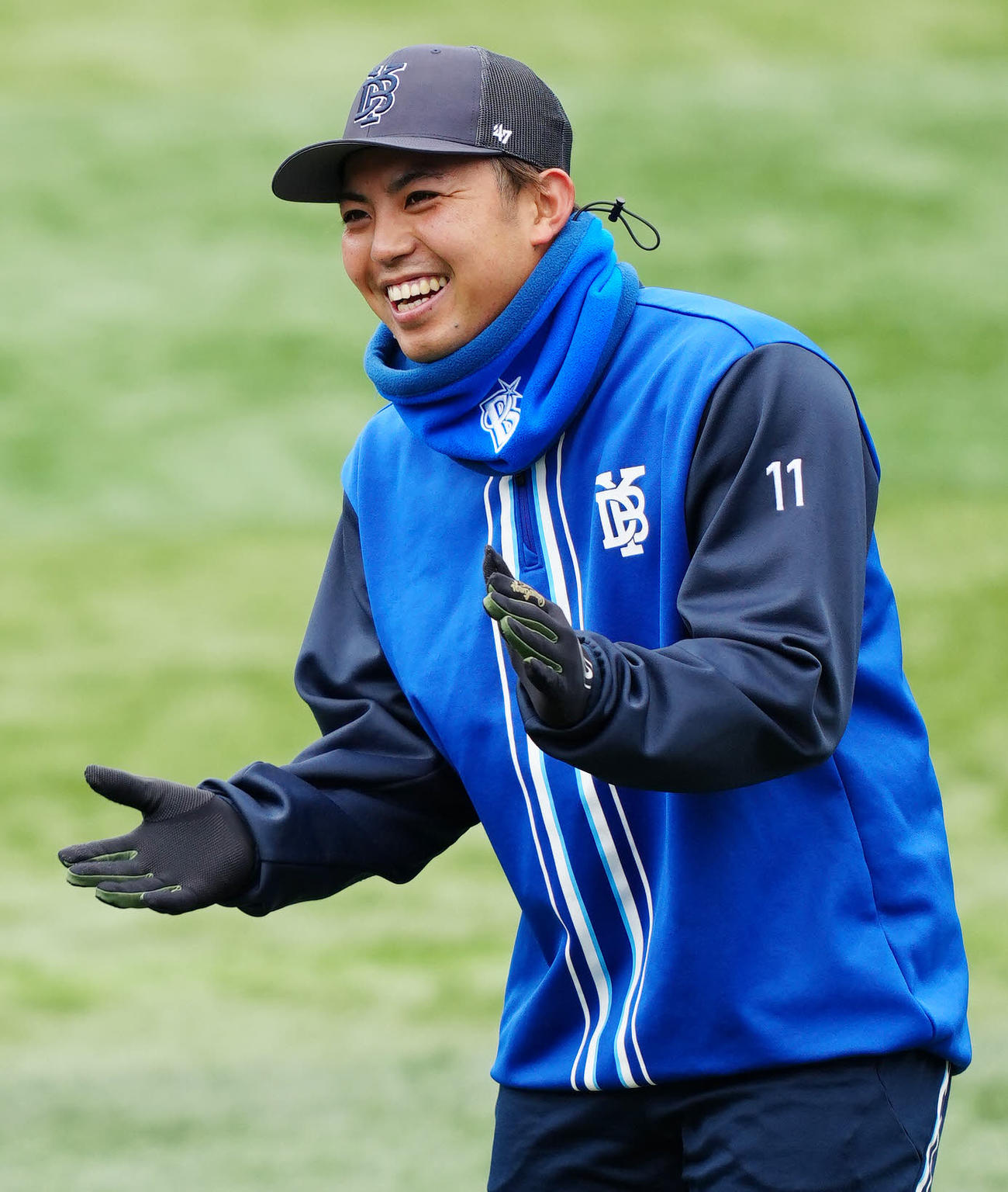 練習中、笑顔を見せるDeNA東（撮影・江口和貴）