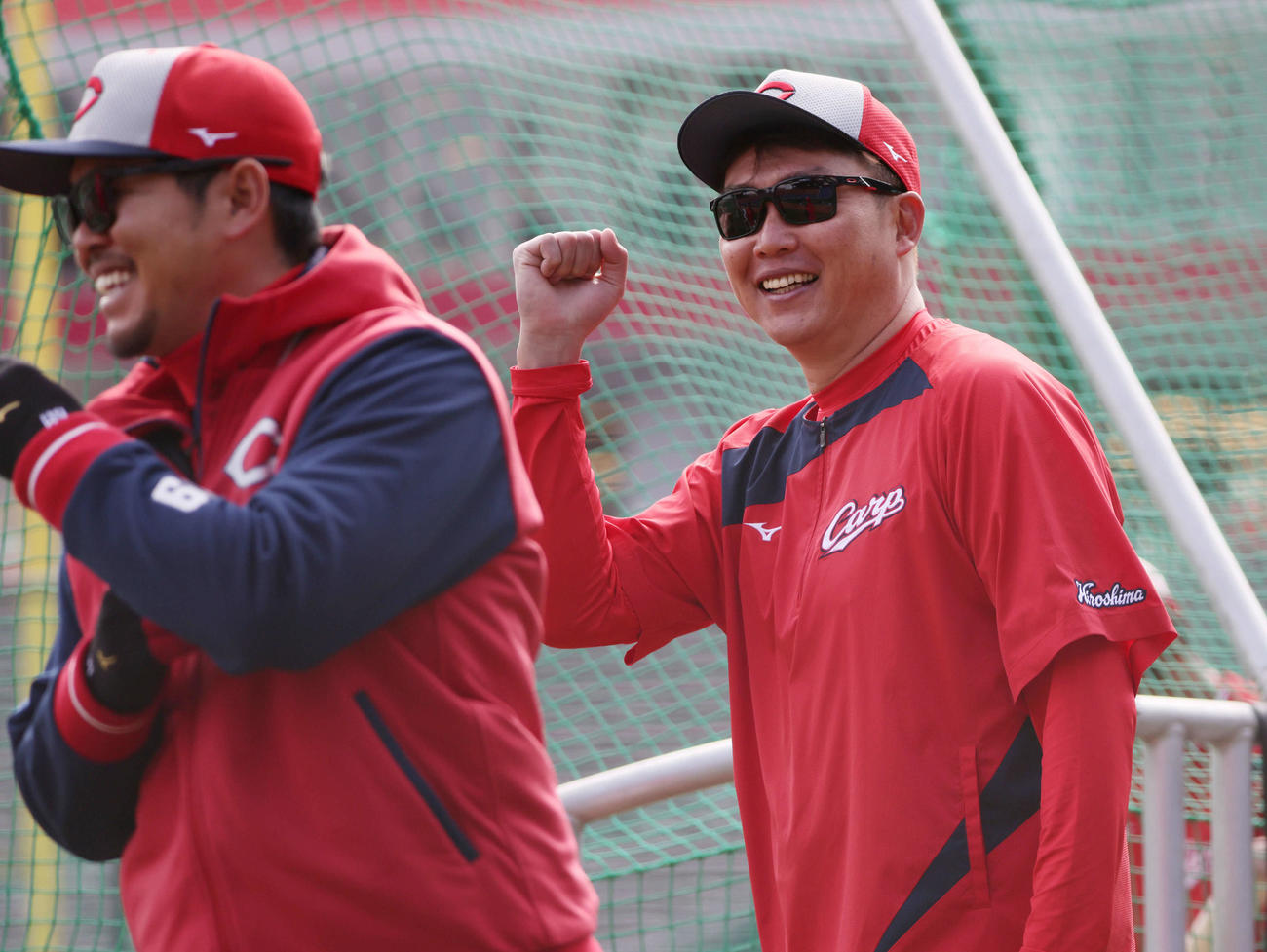 全体練習で、笑顔を見せる広島新井監督（右）（撮影・加藤孝規）