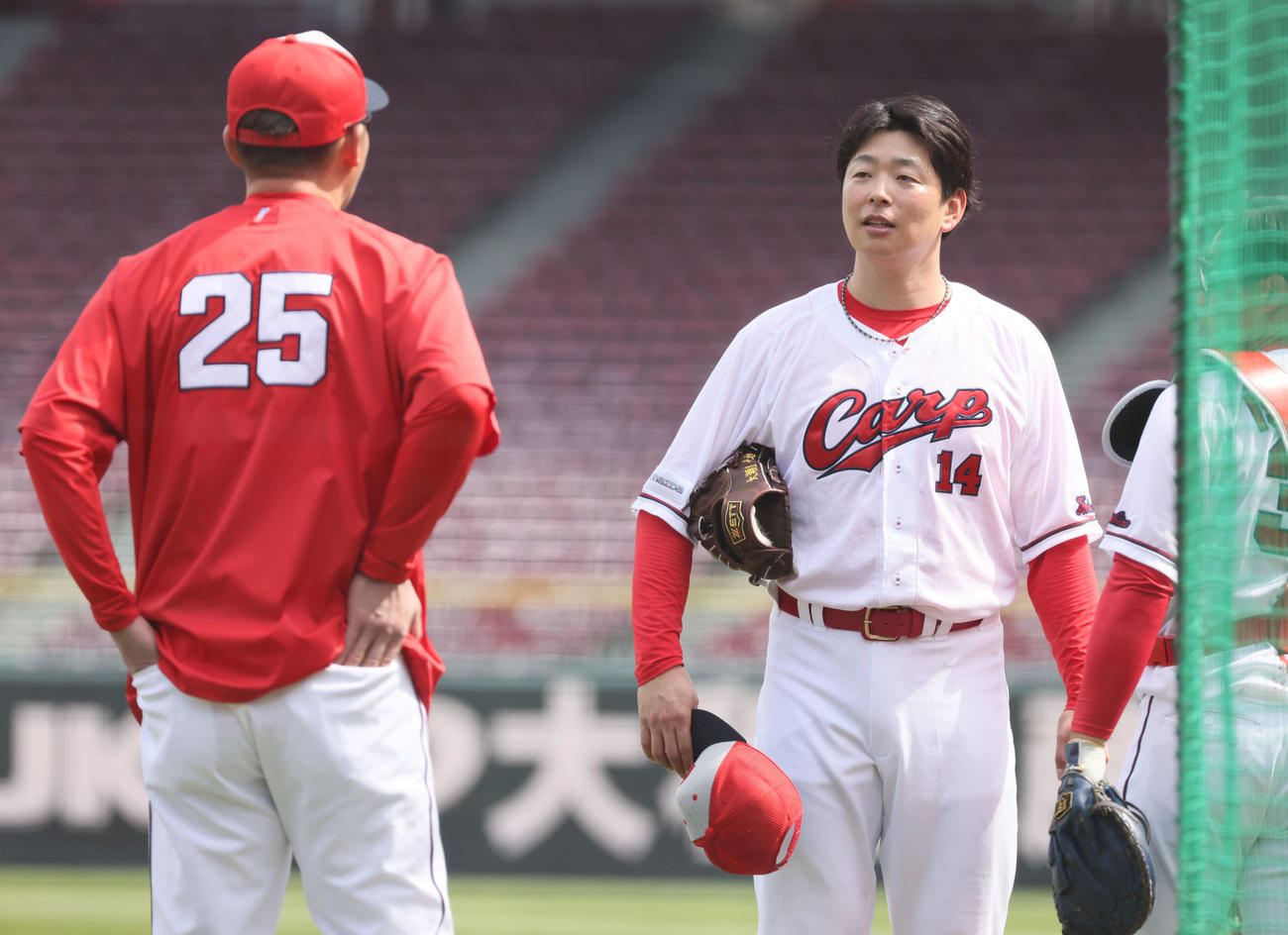 全体練習で、シート打撃に登板した広島大瀬良（右）と話し合う新井監督（撮影・加藤孝規）