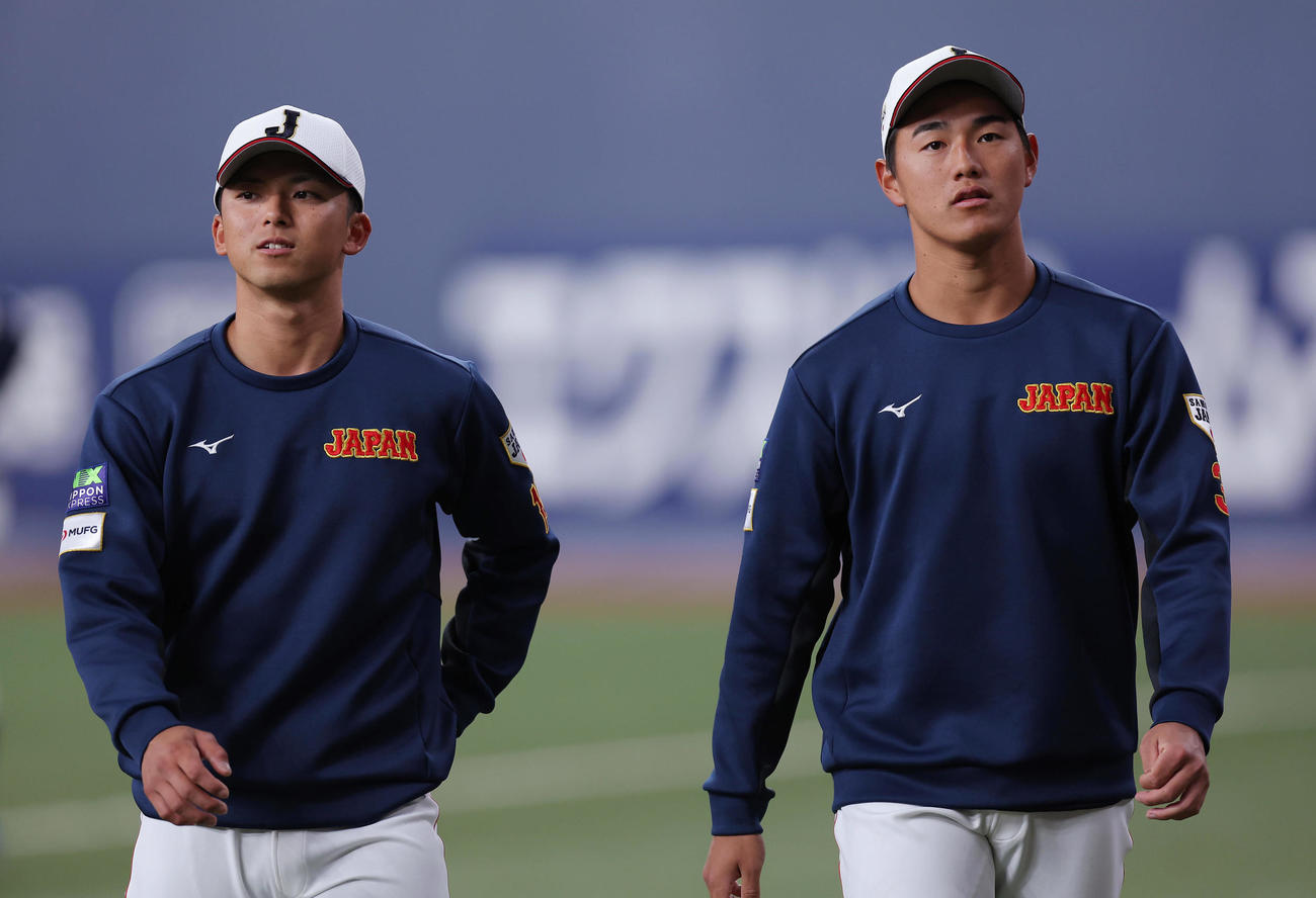 欧州対日本　練習で言葉を交わす宗山塁（左）と西川史礁（撮影・前田充）