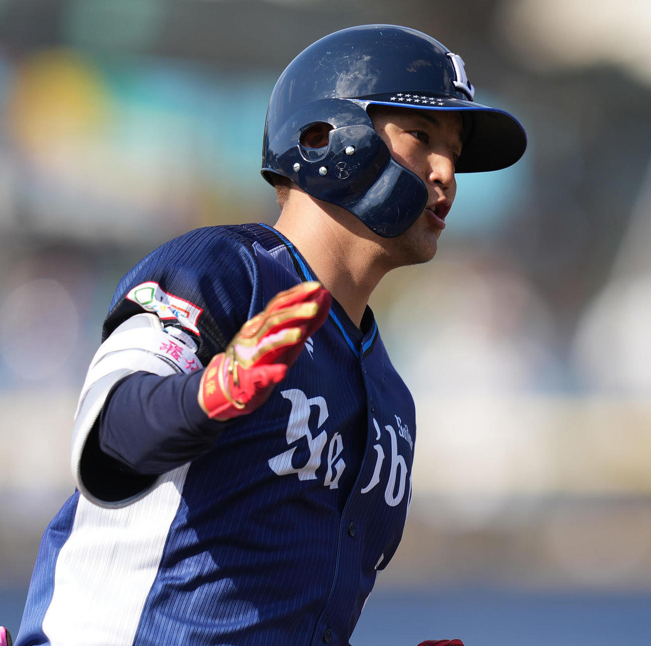 日本ハム対西武　4回表西武1死、右越えソロ本塁打を放ち、ダイヤモンドをまわる元山（撮影・鈴木みどり）