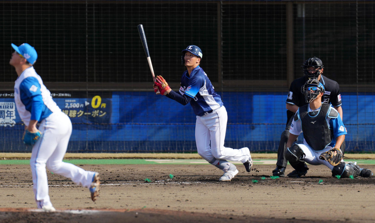 日本ハム対西武　4回表西武1死、右越え本塁打を放つ元山。投手生田目（撮影・横山健太）