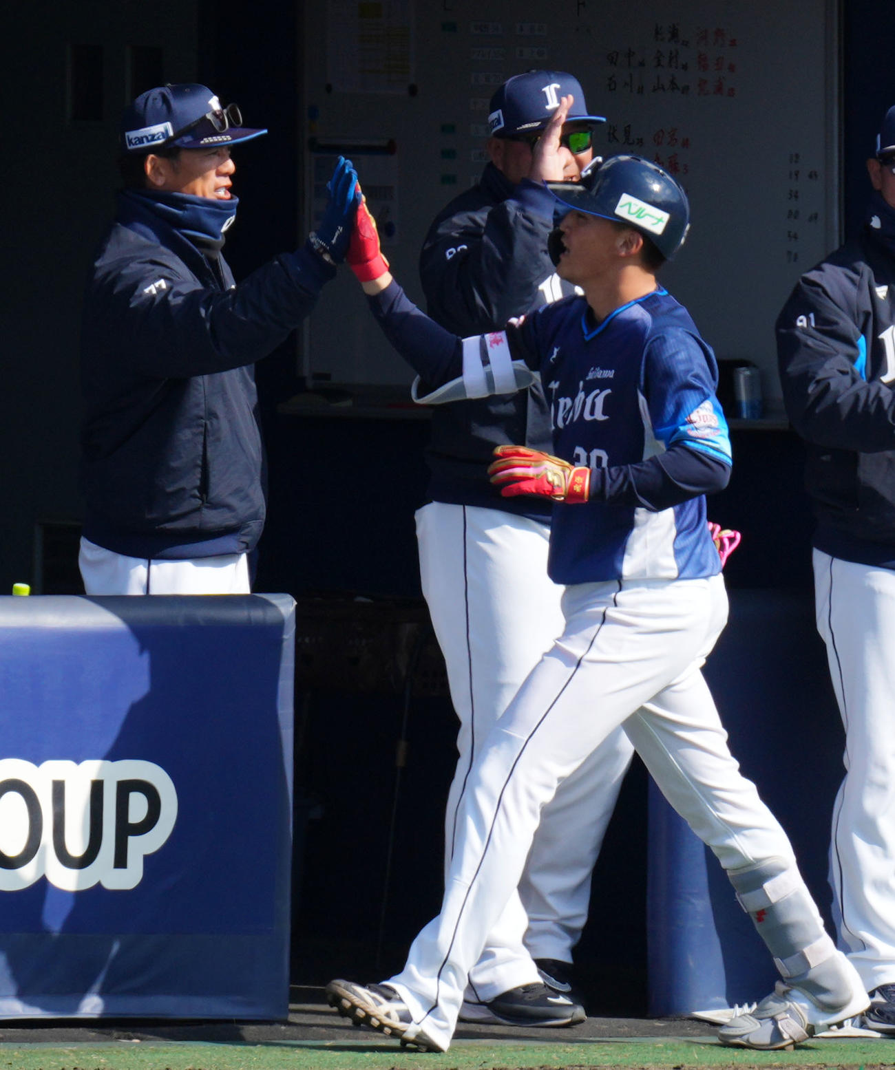 日本ハム対西武　4回表西武1死、右越え本塁打を放ち松井監督（左）とタッチを交わす元山（撮影・横山健太）