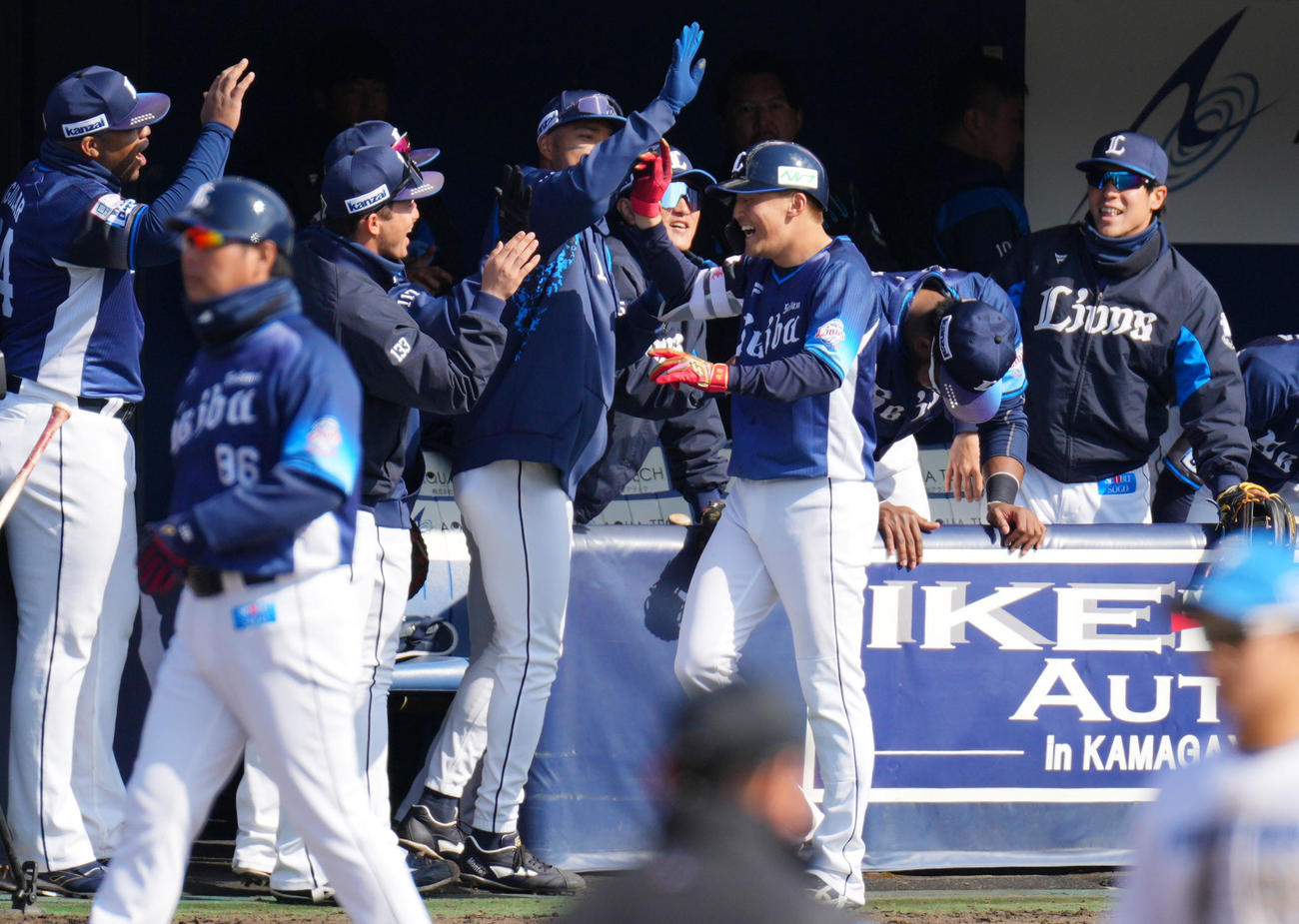 日本ハム対西武　4回表西武1死、右越え本塁打を放ちナインから祝福される元山（右から3人目）（撮影・横山健太）