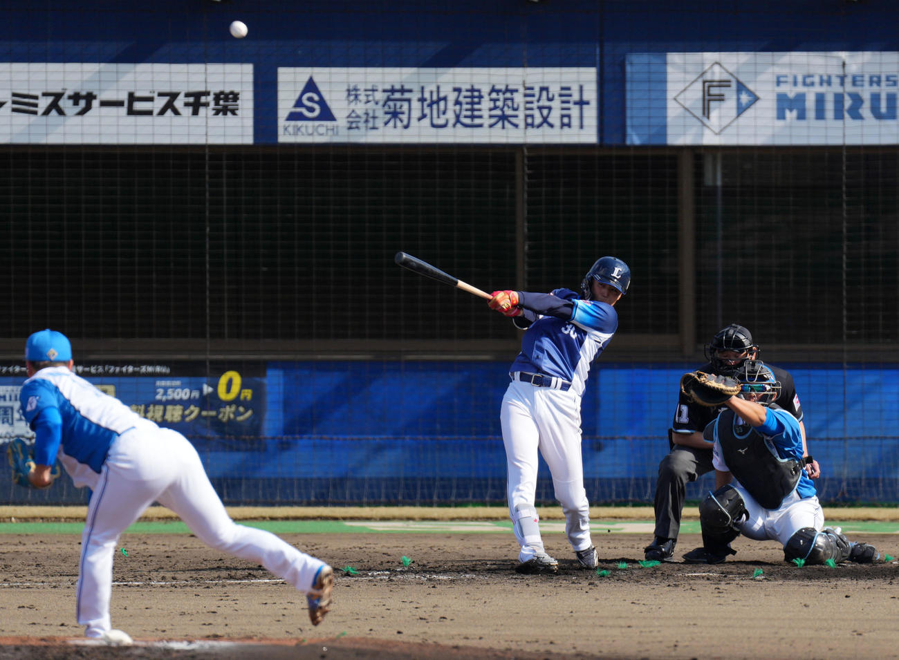 日本ハム対西武　4回表西武1死、右越え本塁打を放つ元山。投手生田目（撮影・横山健太）