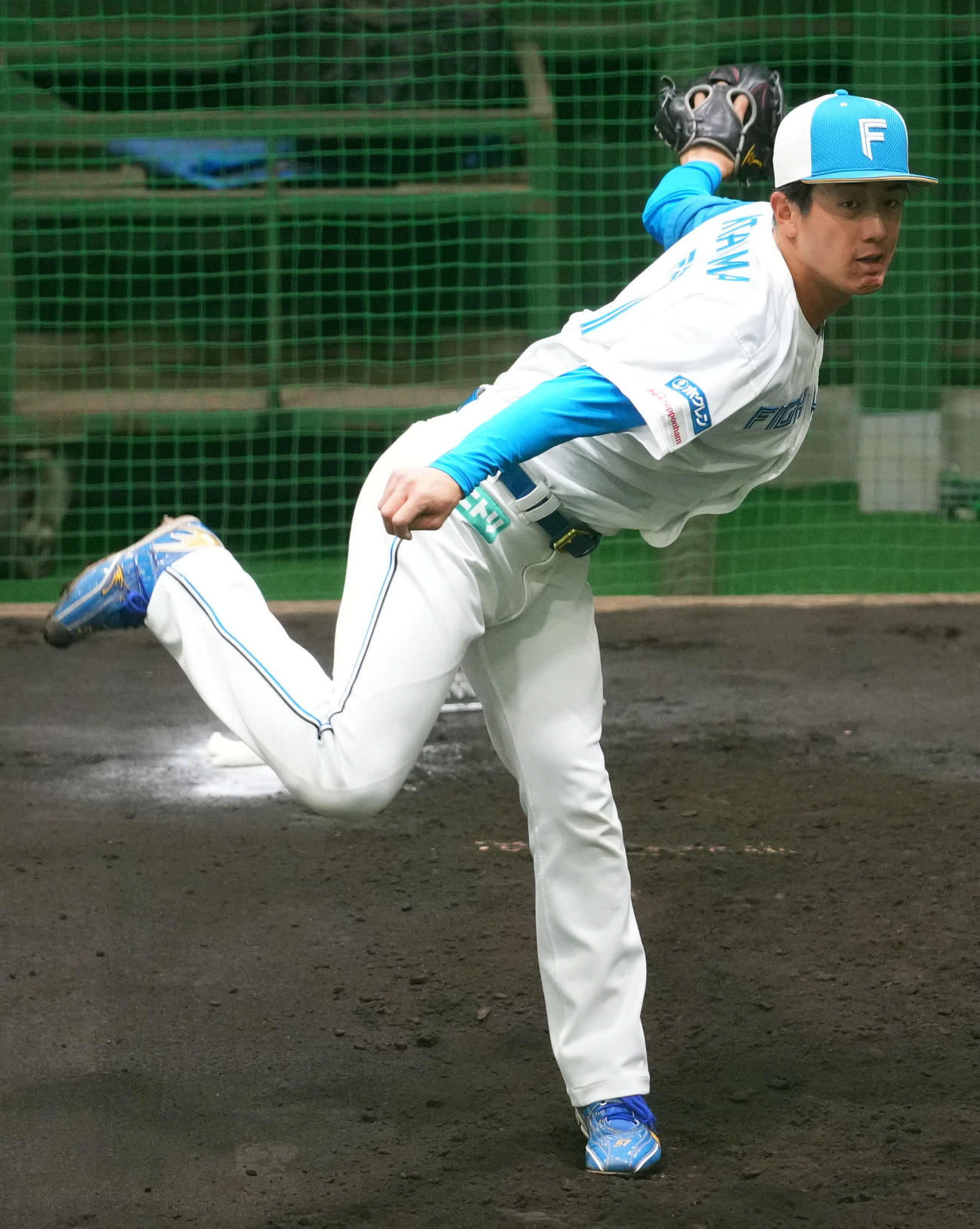 6日、ブルペンで投球練習をする日本ハム北山