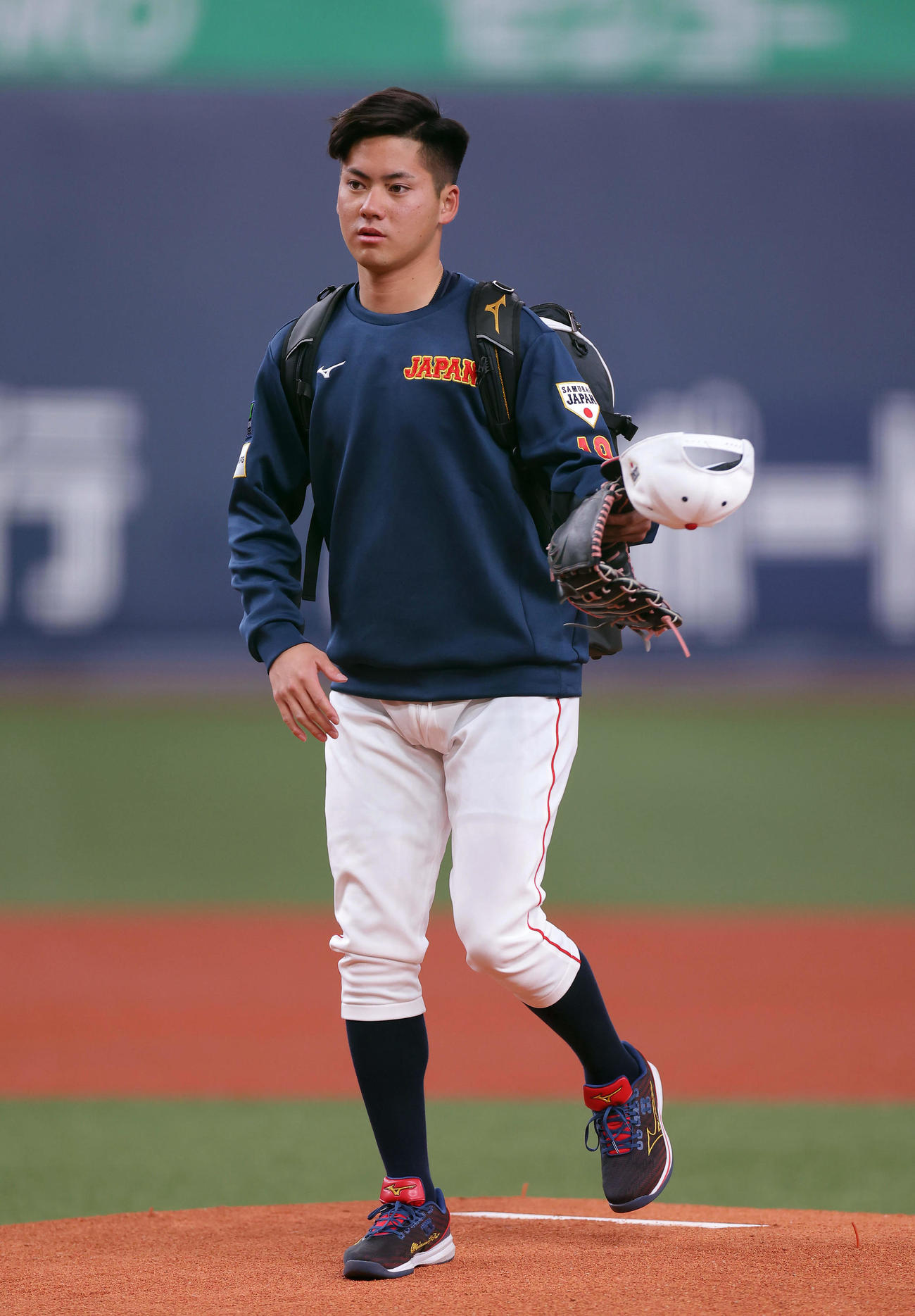欧州対日本　練習でマウンドを確認する金丸（撮影・前田充）