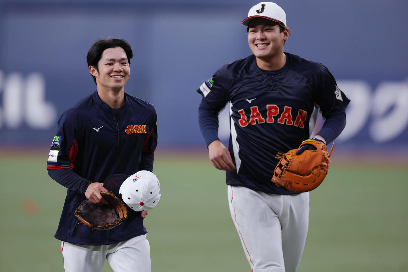 欧州対日本　練習で笑顔を見せる中野（左）と石川（撮影・前田充）