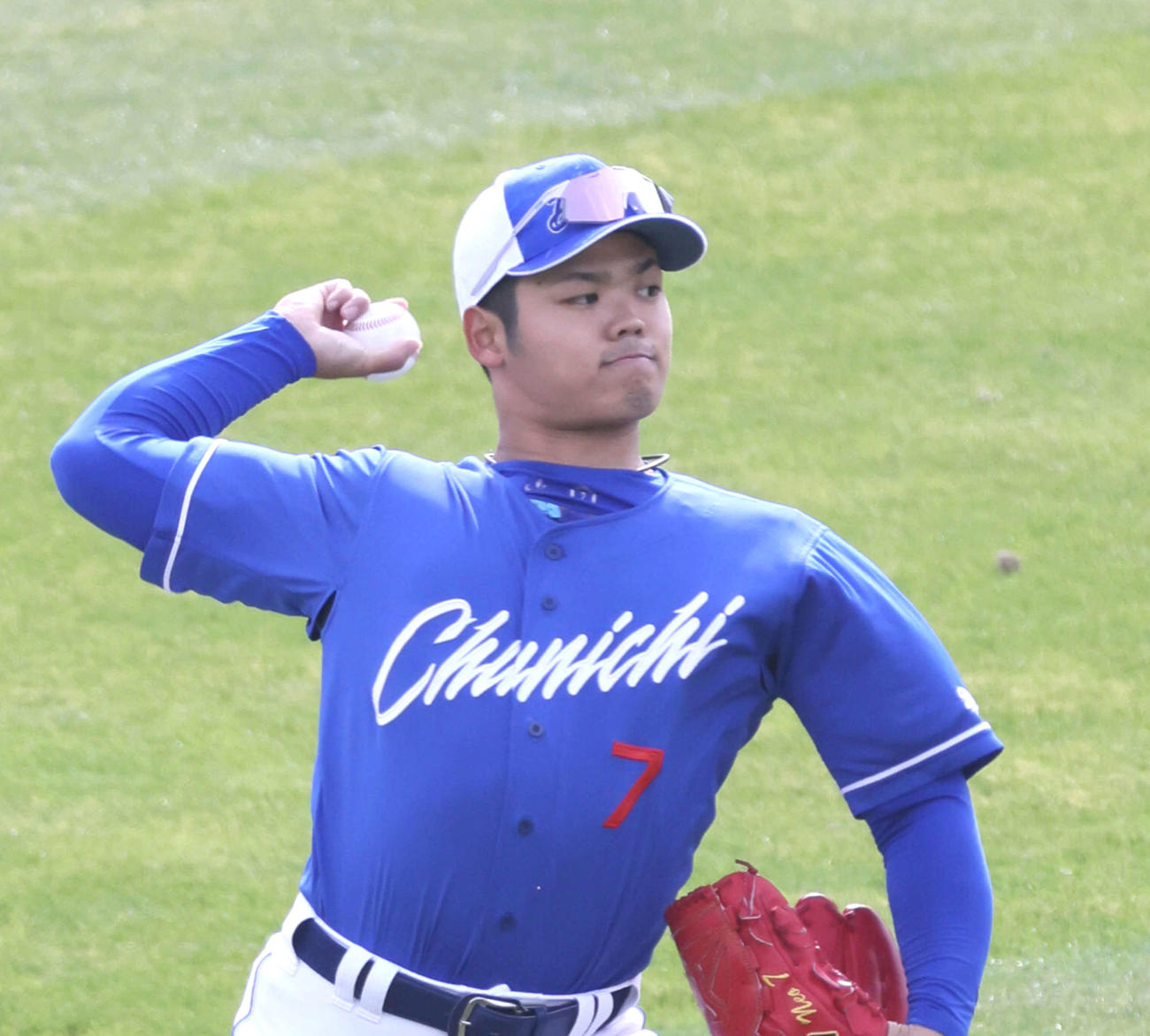 全体練習で、キャッチボールをする中日根尾（撮影・加藤孝規）