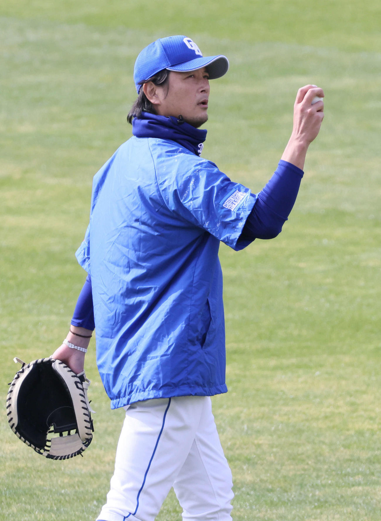 ボールの握りを確認する中日涌井（撮影・加藤孝規）
