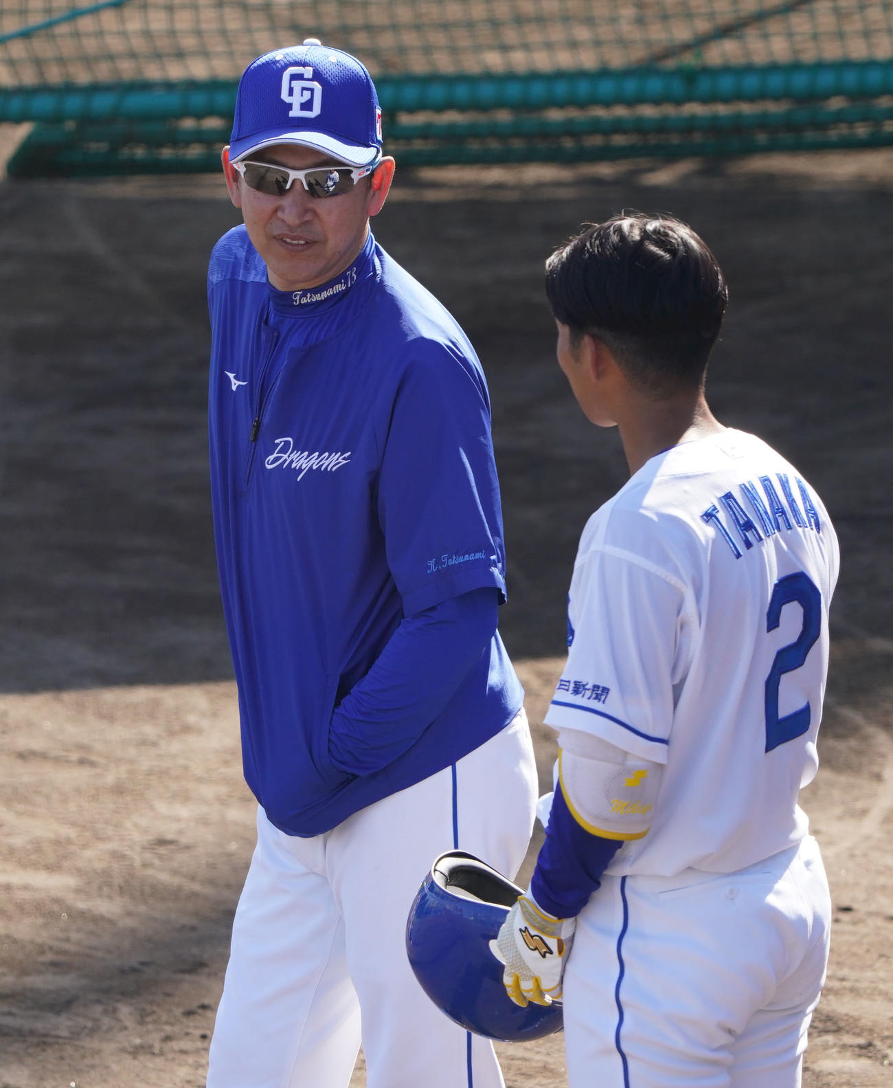 田中幹也と言葉を交わす立浪監督（左）（2023年撮影）