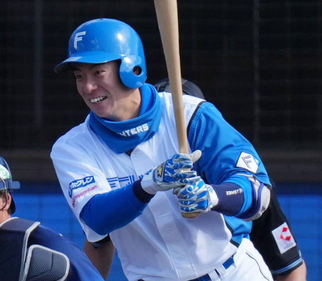 日本ハム対西武　3回裏日本ハム無死二、三塁、右前適時打を放つ松本剛。投手渡辺（撮影・横山健太）