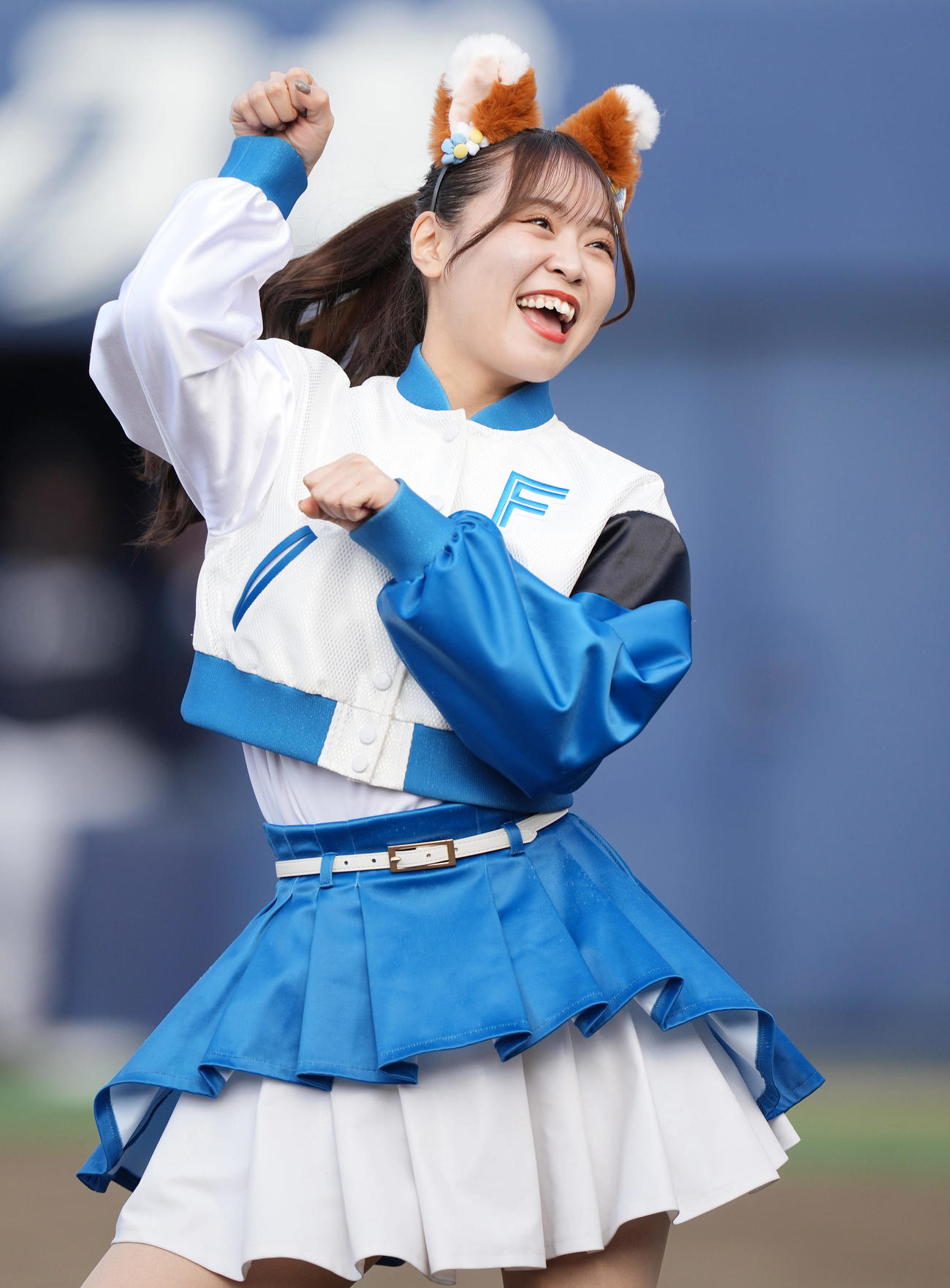 日本ハム対西武　きつねダンスを踊るファイターズガール（撮影・鈴木みどり）