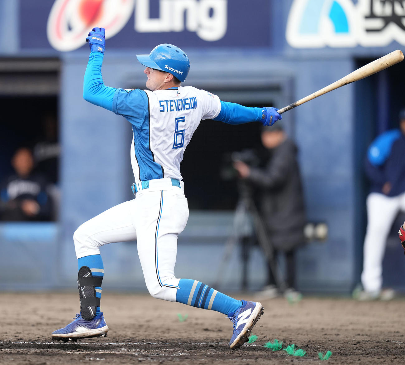 日本ハム対西武　8回裏日本ハム2死一塁、中適時三塁打を放つアスティーブンソン（撮影・鈴木みどり）