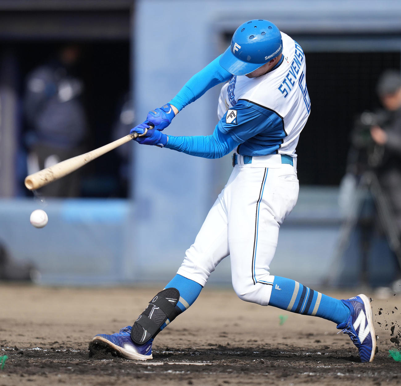 日本ハム対西武　3回裏日本ハム無死一塁、内野安打を放つスティーブンソン（撮影・鈴木みどり）