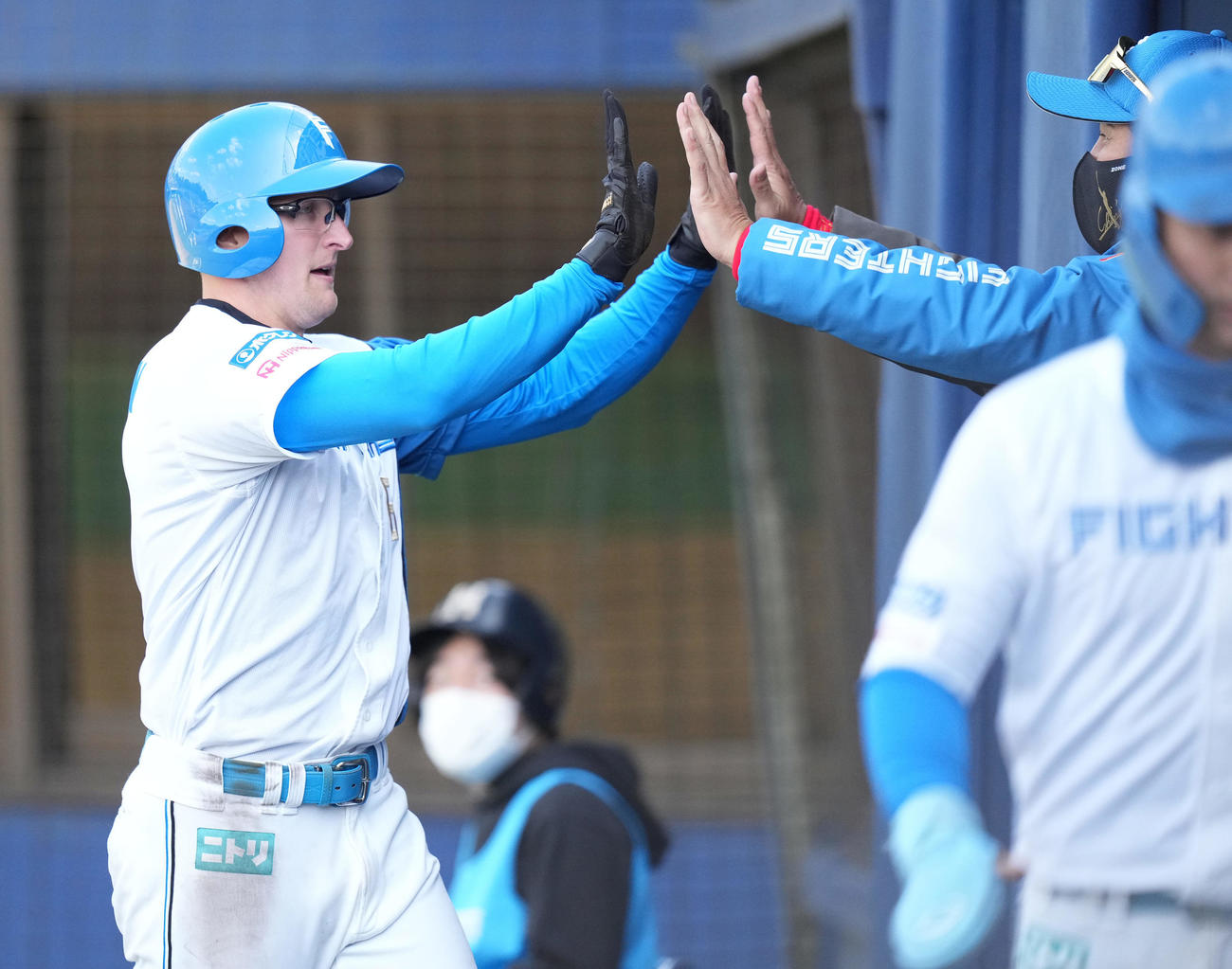 日本ハム対西武　3回裏日本ハム無死満塁、マルティネスの先制の左2点適時二塁打で生還した二塁走者スティーブンソン（左）は新庄監督とハイタッチ（撮影・鈴木みどり）
