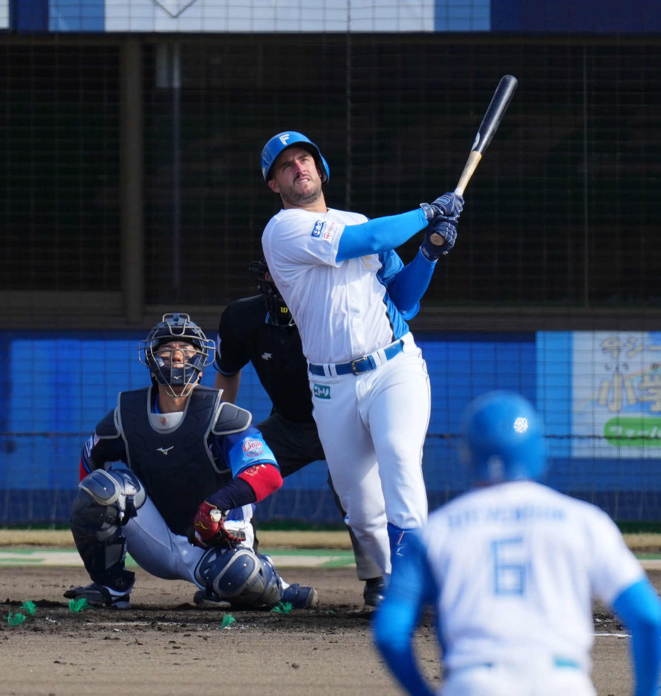 日本ハム対西武　3回裏日本ハム無死満塁、左越え2点適時二塁打を放つマルティネス（撮影・横山健太）