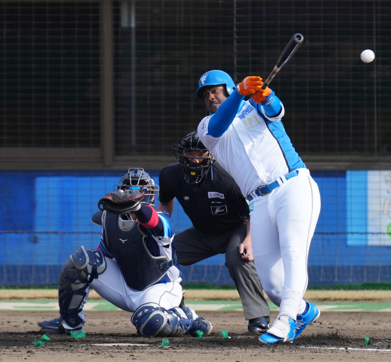 日本ハム対西武　4回裏日本ハム2死三塁、左前適時打を放つレイエス（撮影・横山健太）