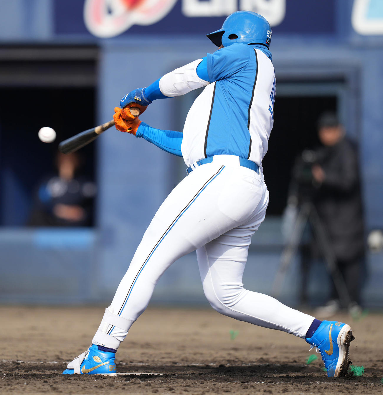 日本ハム対西武　4回裏日本ハム2死三塁、左前適時打を放つレイエス（撮影・鈴木みどり）