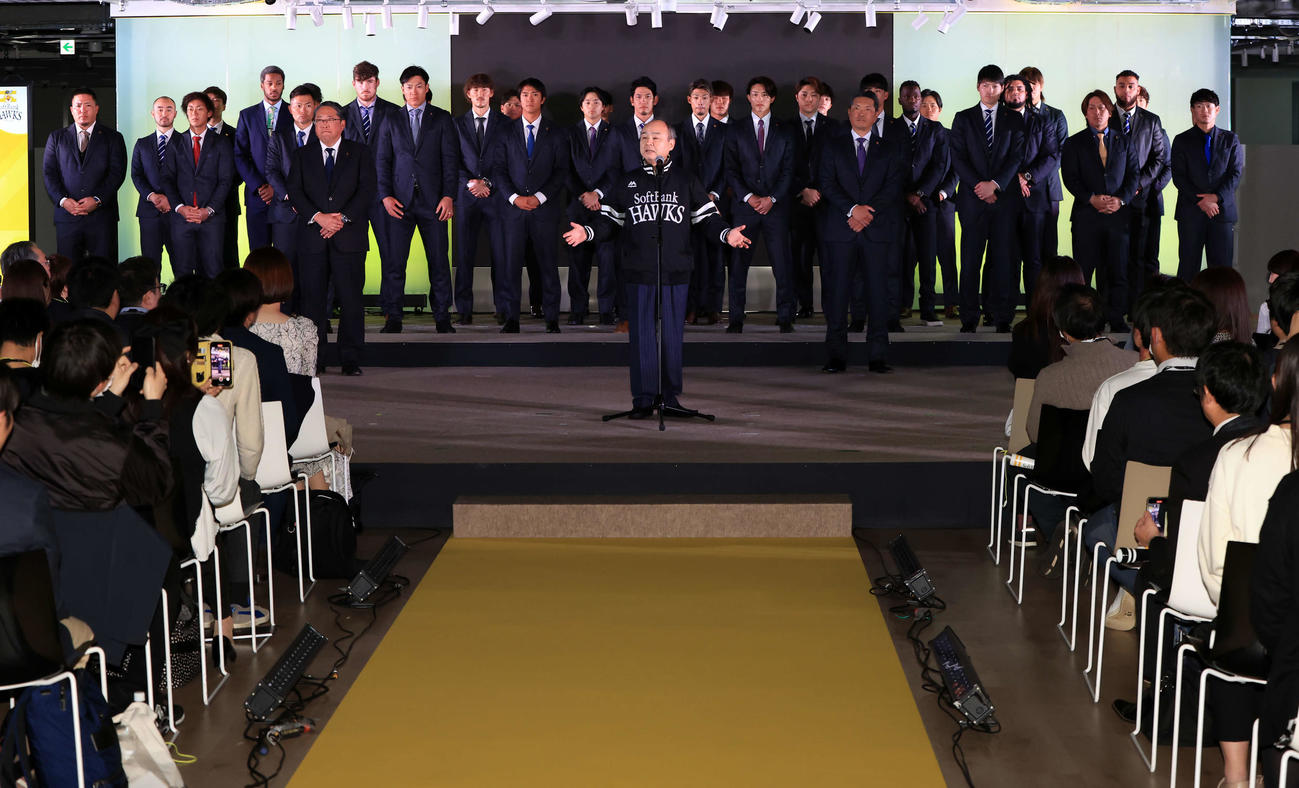 激励会で、選手を激励するソフトバンク孫オーナー（中央）（撮影・浅見桂子）