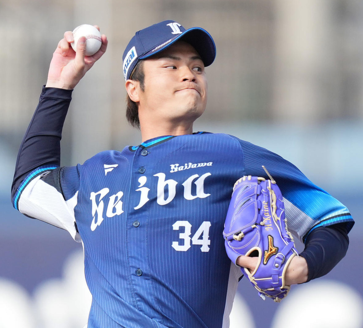 日本ハム対西武　6回裏から3番手で登板した西武甲斐野（撮影・鈴木みどり）
