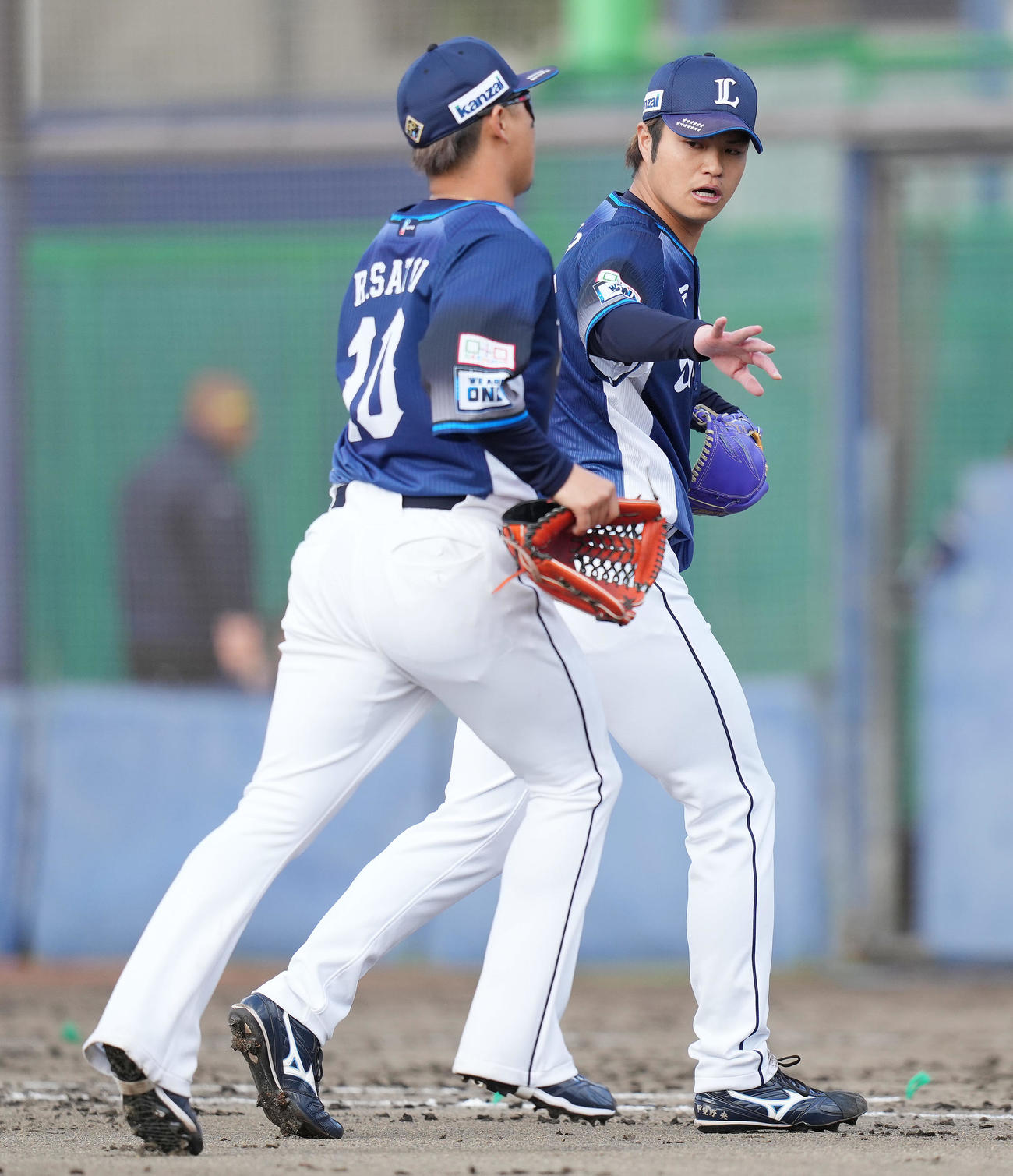 日本ハム対西武　6回裏を3者凡退に抑え、佐藤龍（左）を迎える西武甲斐野（撮影・鈴木みどり）
