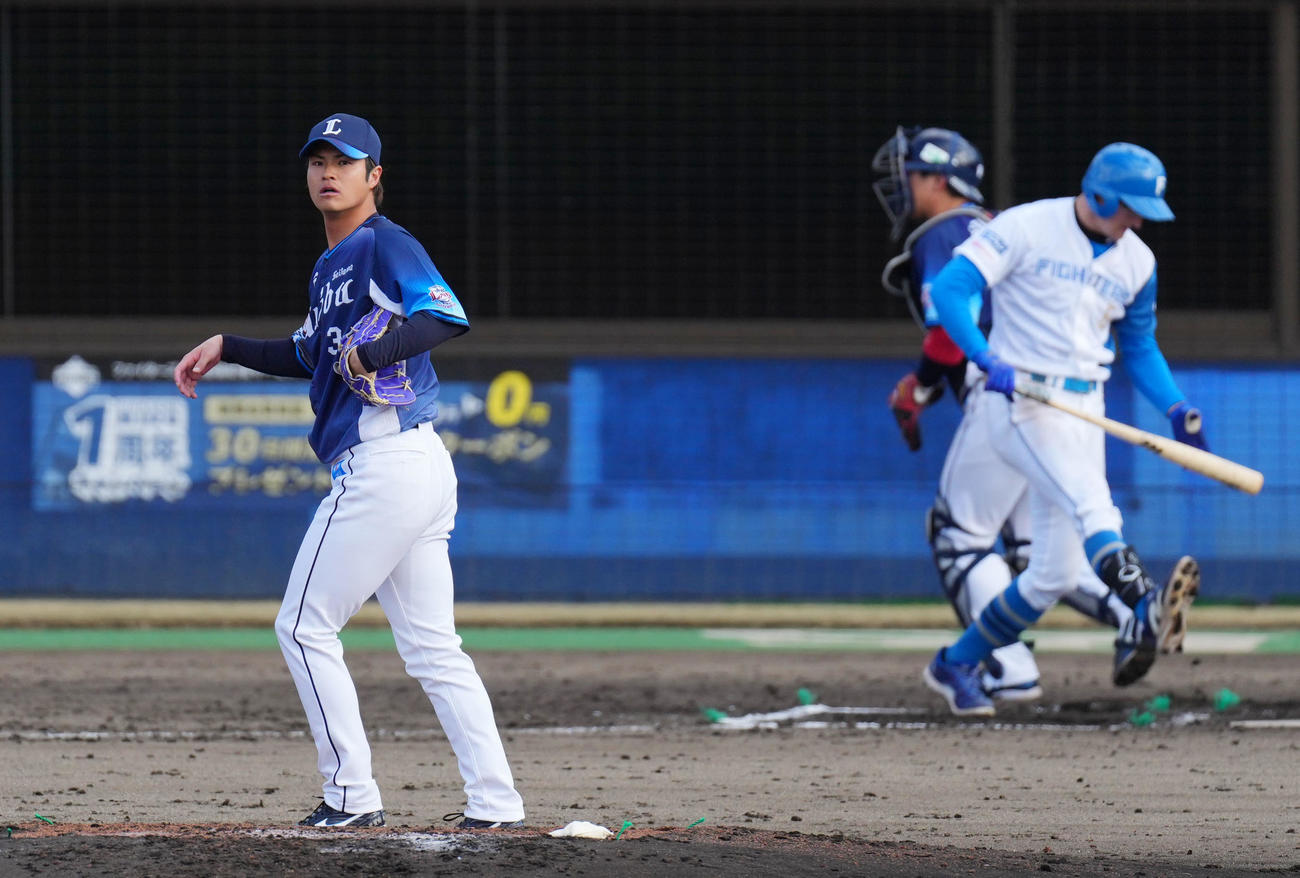 日本ハム対西武　6回裏日本ハム2死、スティーブンソンを三振に仕留める甲斐野（撮影・横山健太）