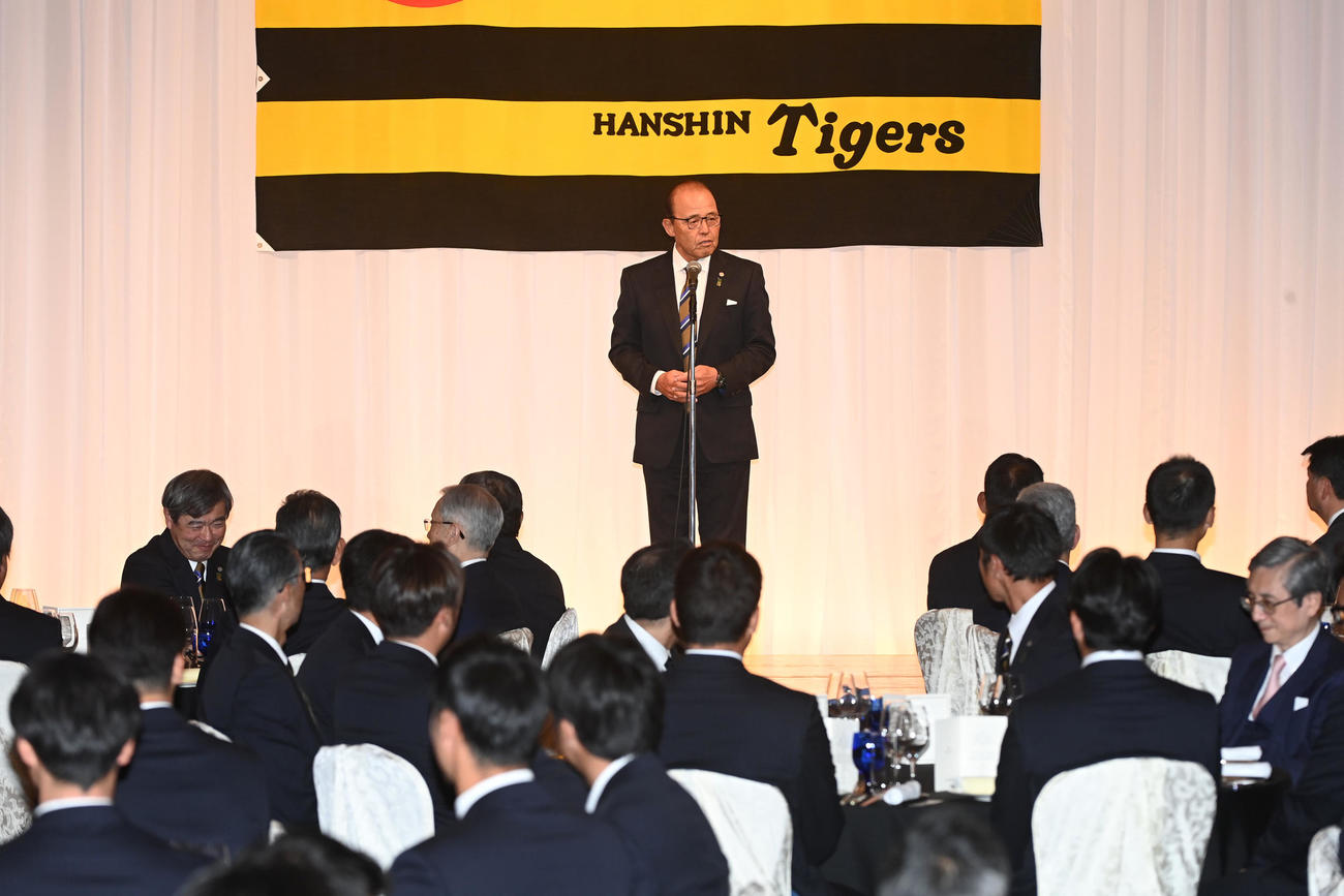阪神タイガース激励会であいさつをする岡田監督（撮影・前岡正明）