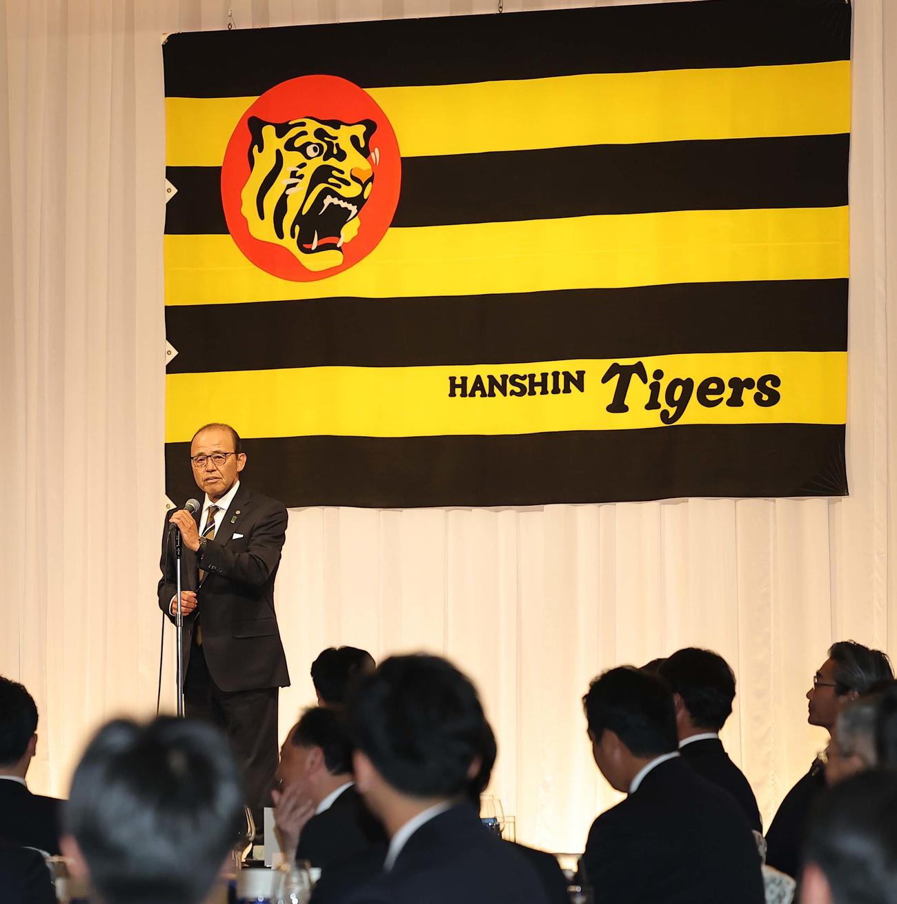 激励会で開幕投手に青柳を指名した岡田監督（撮影・上田博志）