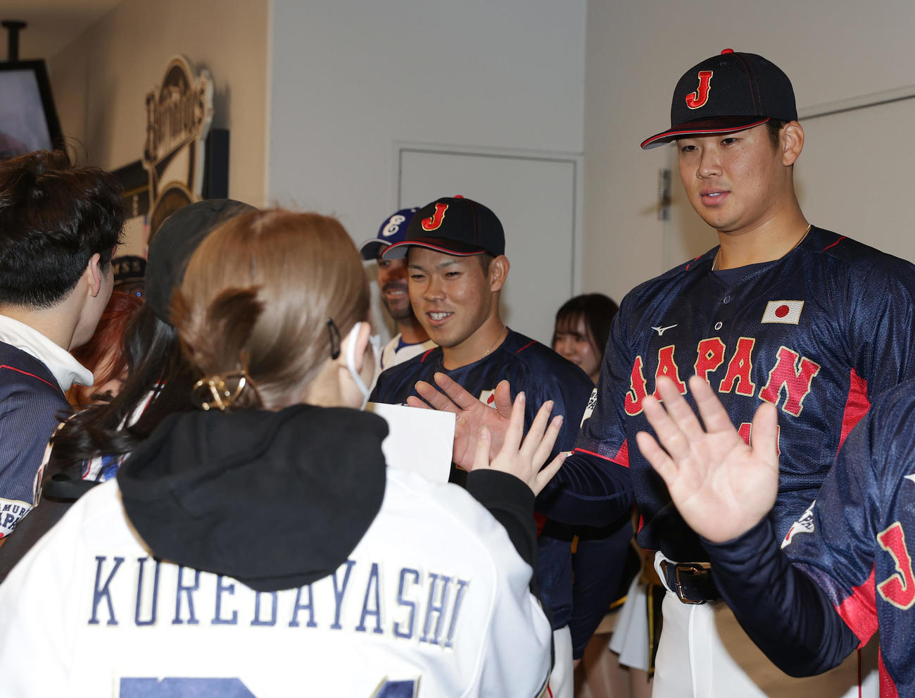 欧州対日本　試合前、能登半島地震の被災地支援を目的とした募金活動を行う山下（右）（撮影・前田充）