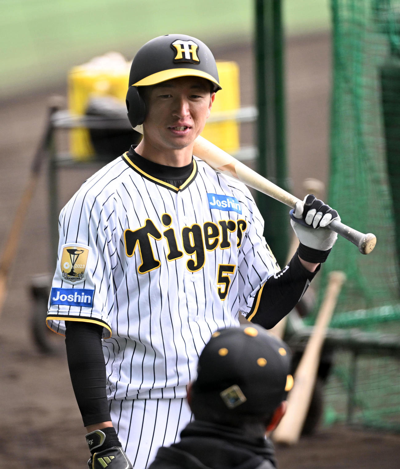 ティー打撃で笑顔を見せる近本（撮影・前岡正明）
