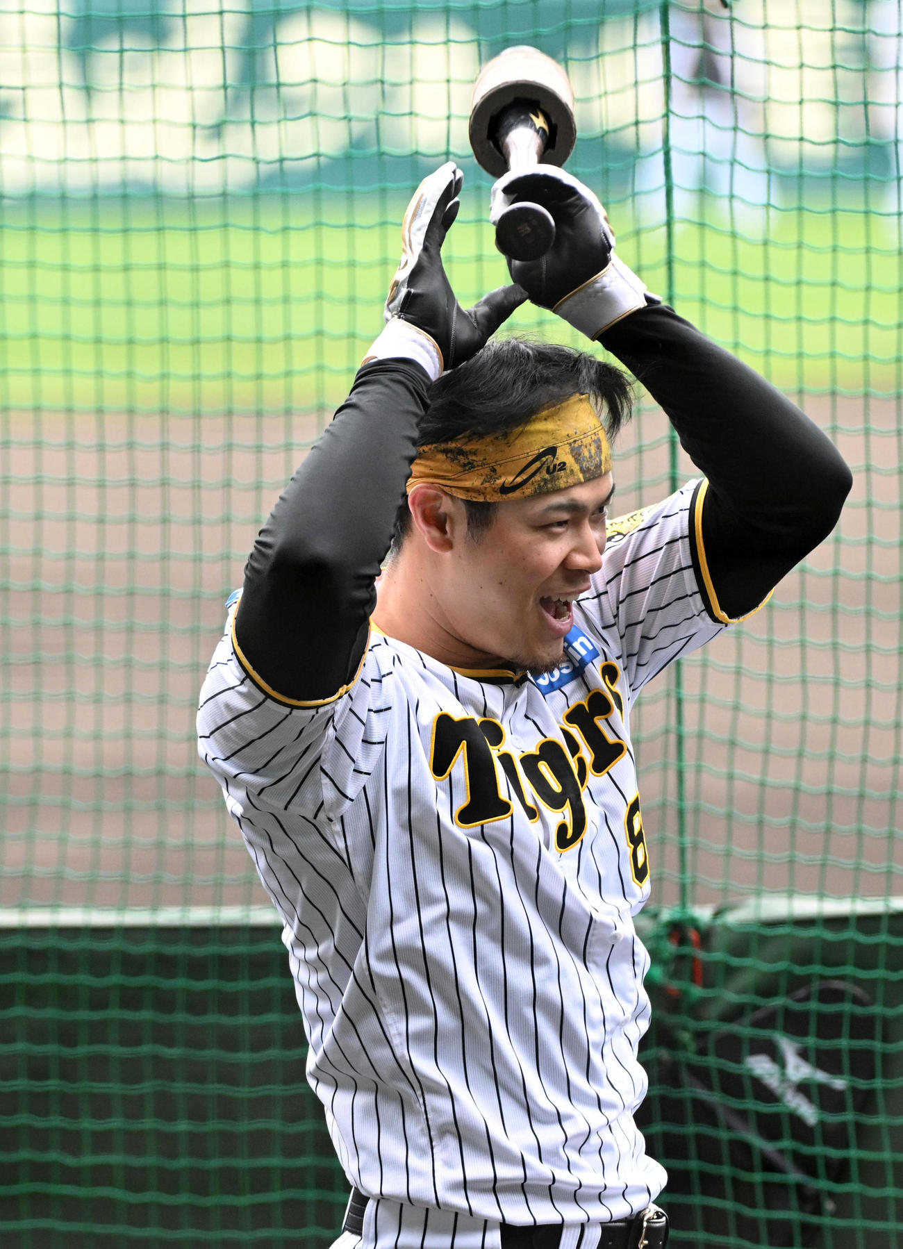 ティー打撃で笑顔を見せる佐藤輝（撮影・前岡正明）