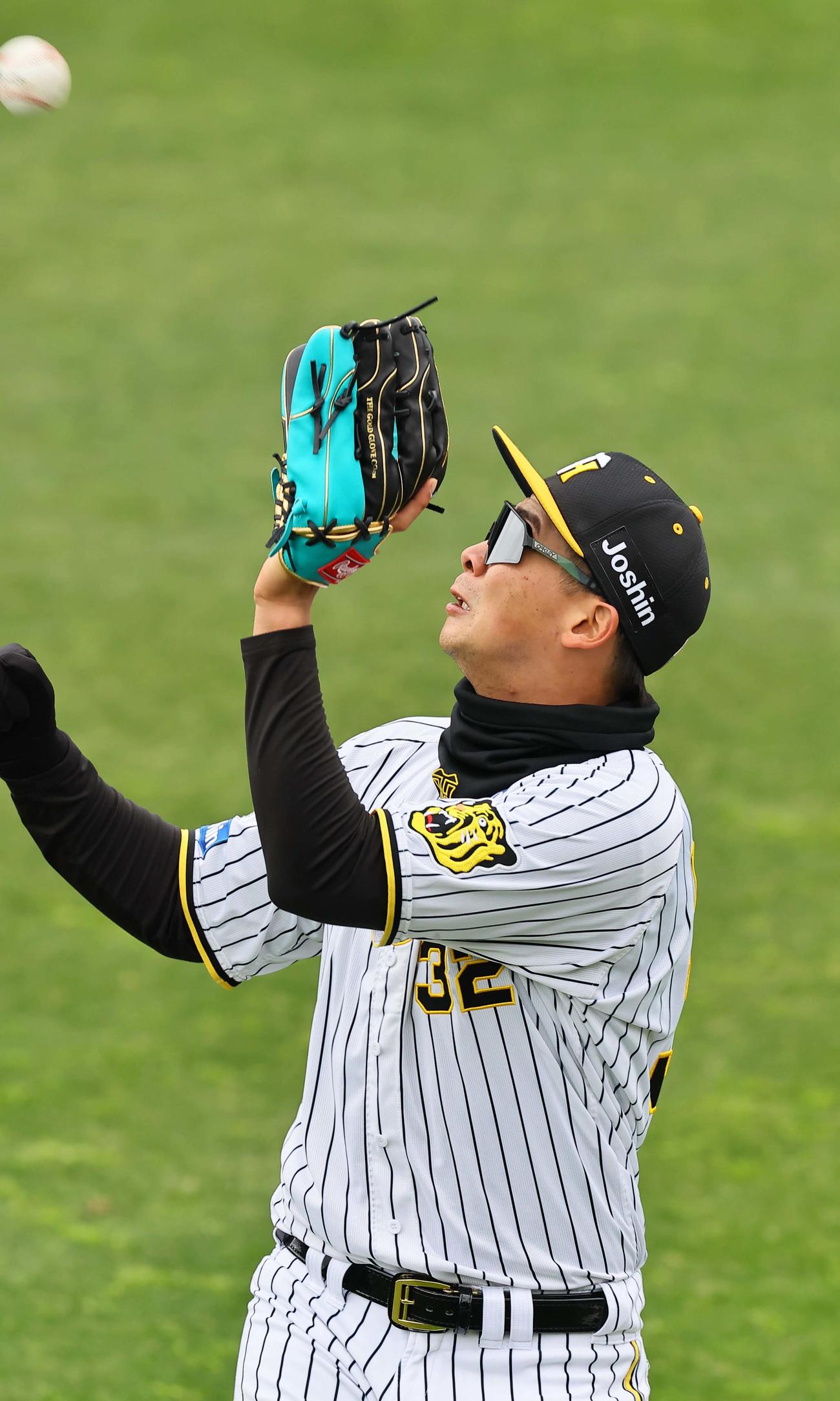 左翼守備練習をする井上（撮影・上田博志）