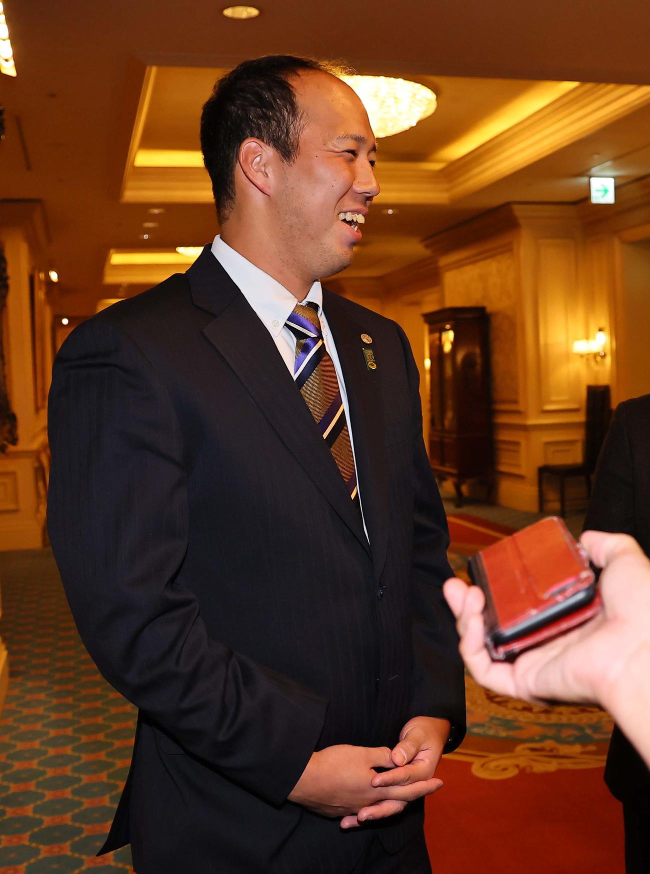 岡田監督から開幕投手の指名を受け笑顔で心境を話す青柳（撮影・上田博志）