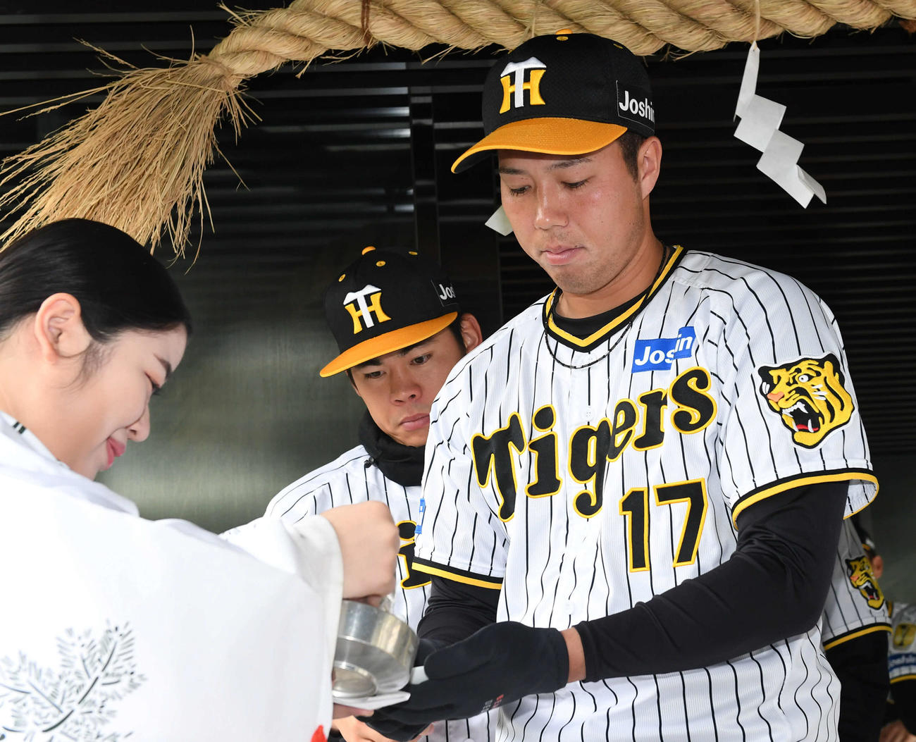 必勝祈願でお神酒をいただく阪神青柳（撮影・前岡正明）