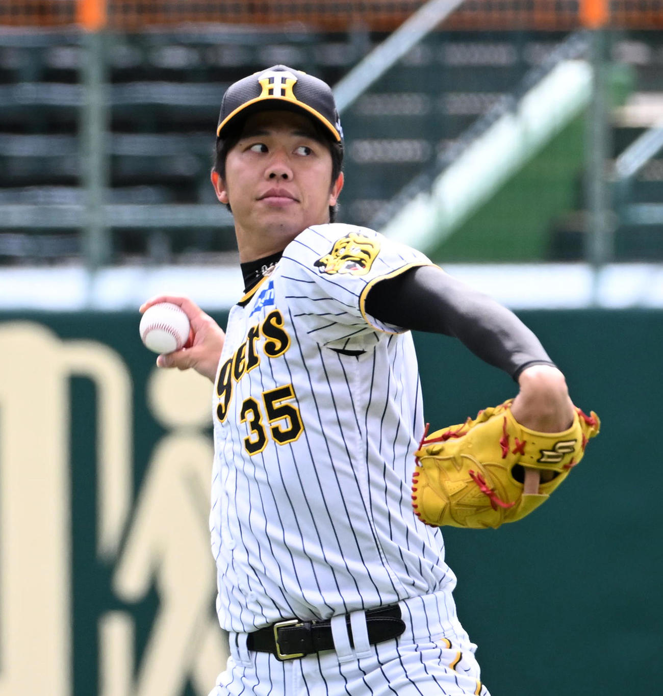 キャッチボールを行う才木（撮影・前岡正明）