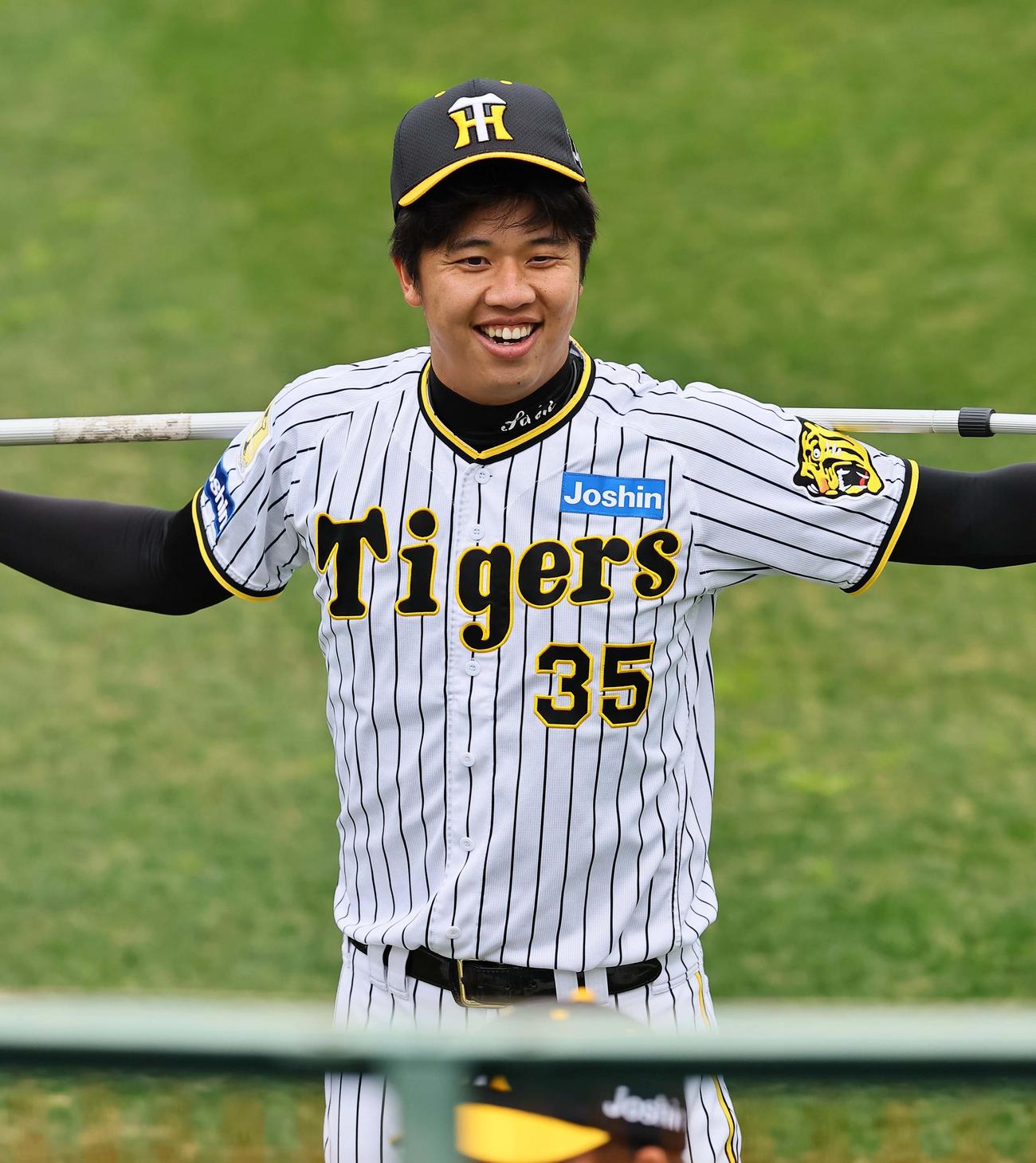 笑顔で練習に参加する才木（撮影・上田博志）