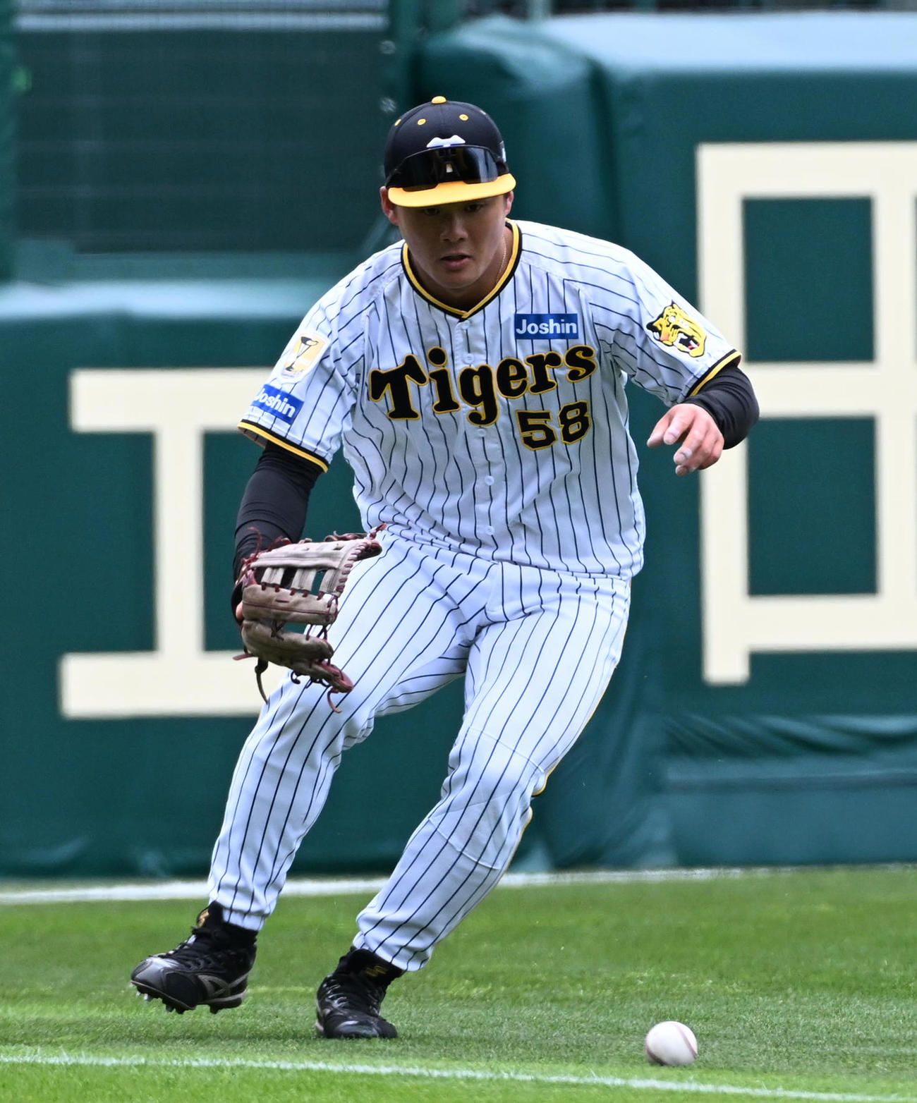 シートノックで左翼に入る前川（撮影・前岡正明）