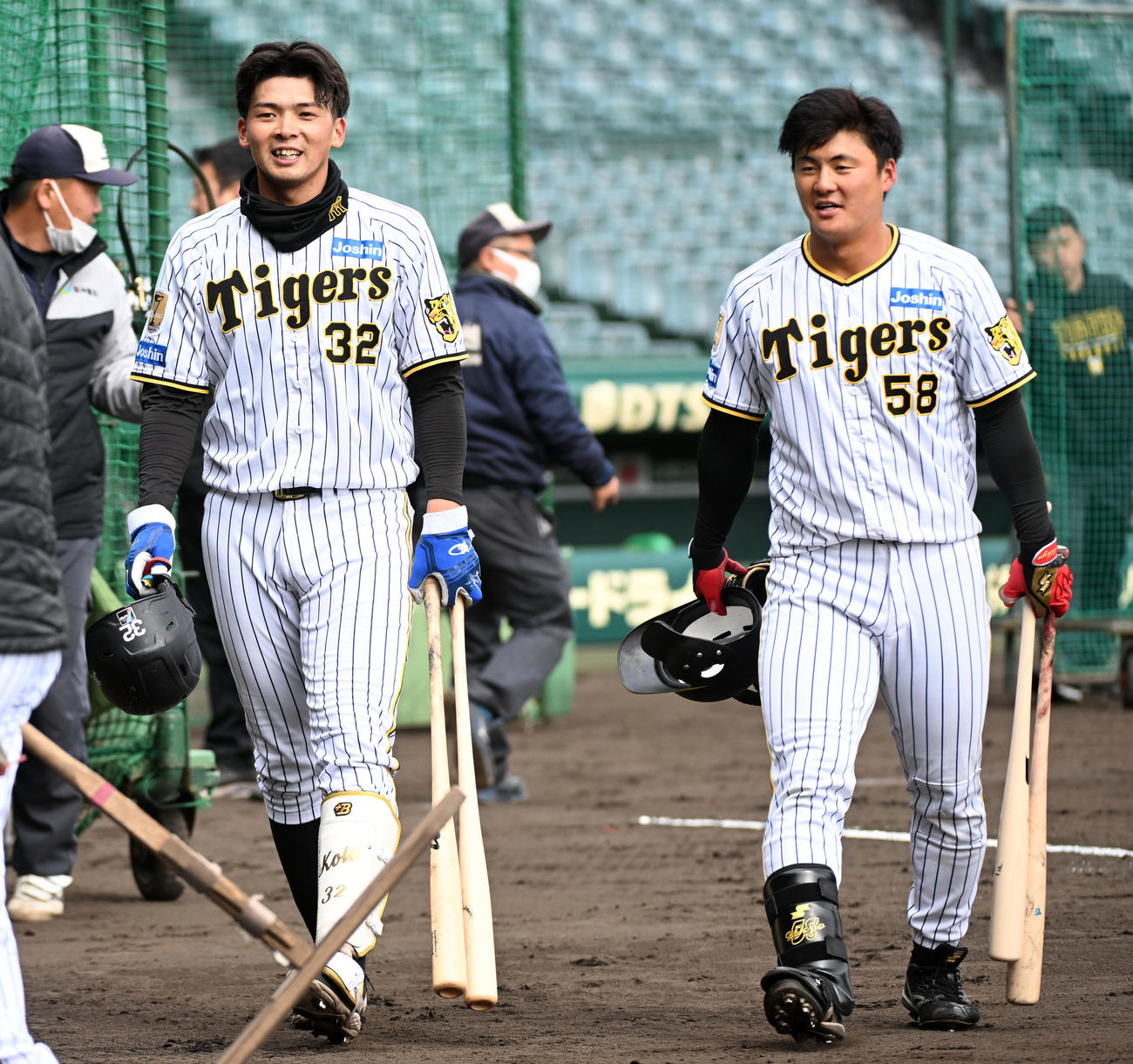 打撃練習を終え笑顔を見せる井上（左）と前川（撮影・前岡正明）