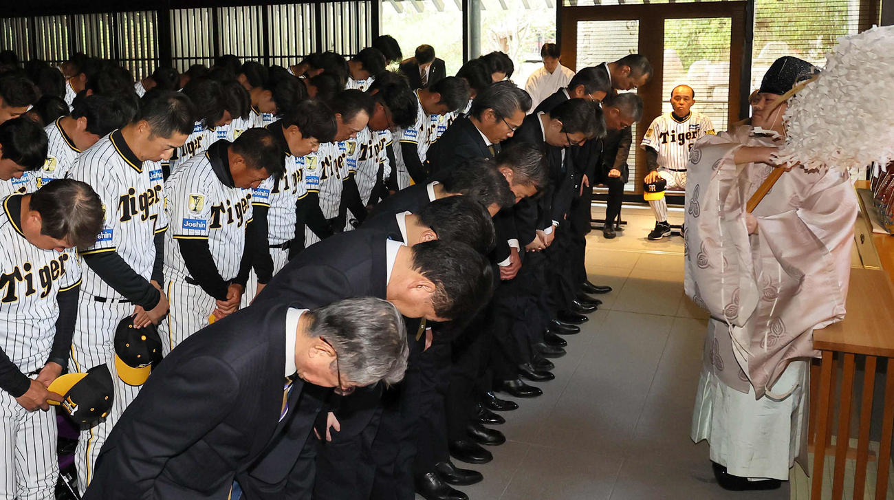 必勝祈願で西宮神社を訪れ、おはらいを受ける阪神ナインら。右奥は岡田監督（撮影・上田博志）